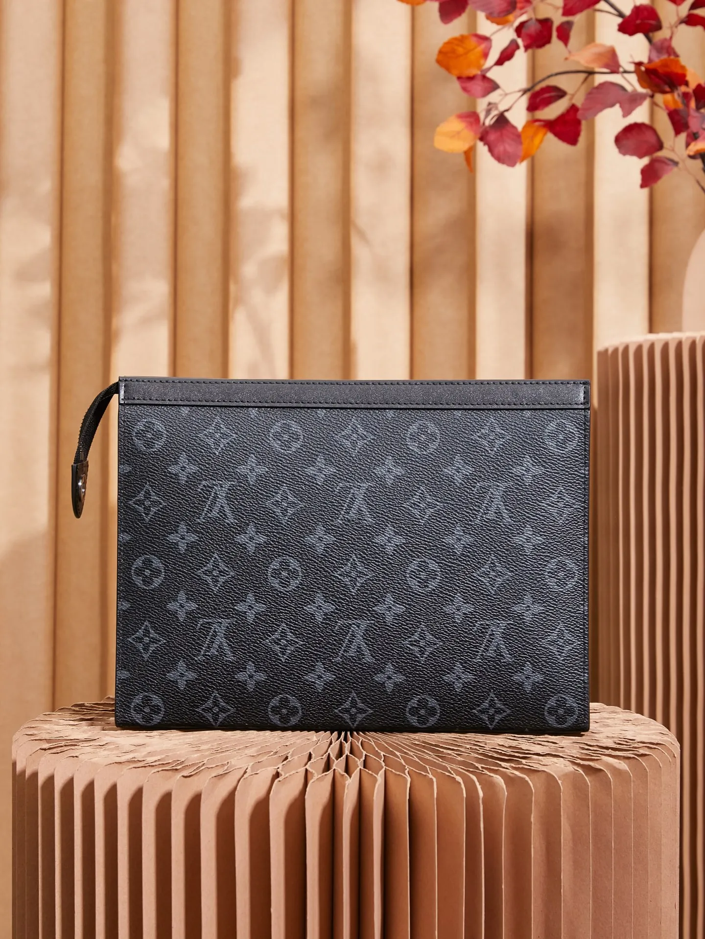P¥320👉nfc163C01 dynamic chip version👈【Top inspection-free all-steel hardware】Clutch bag Order model M61690 black flower 61692 Europe Made of elegant DaMeier Ebene classic black plaid material The interior is made of unique custom-made foam fabric that is wear-resistant and stain-resistant and washable Original hardware chain Both fashionable and practical The bag body is soft and comfortable🔜The interior is equipped with slip pockets Large capacity to meet your daily needs, size 26.5-20-6CM, comes with gift box