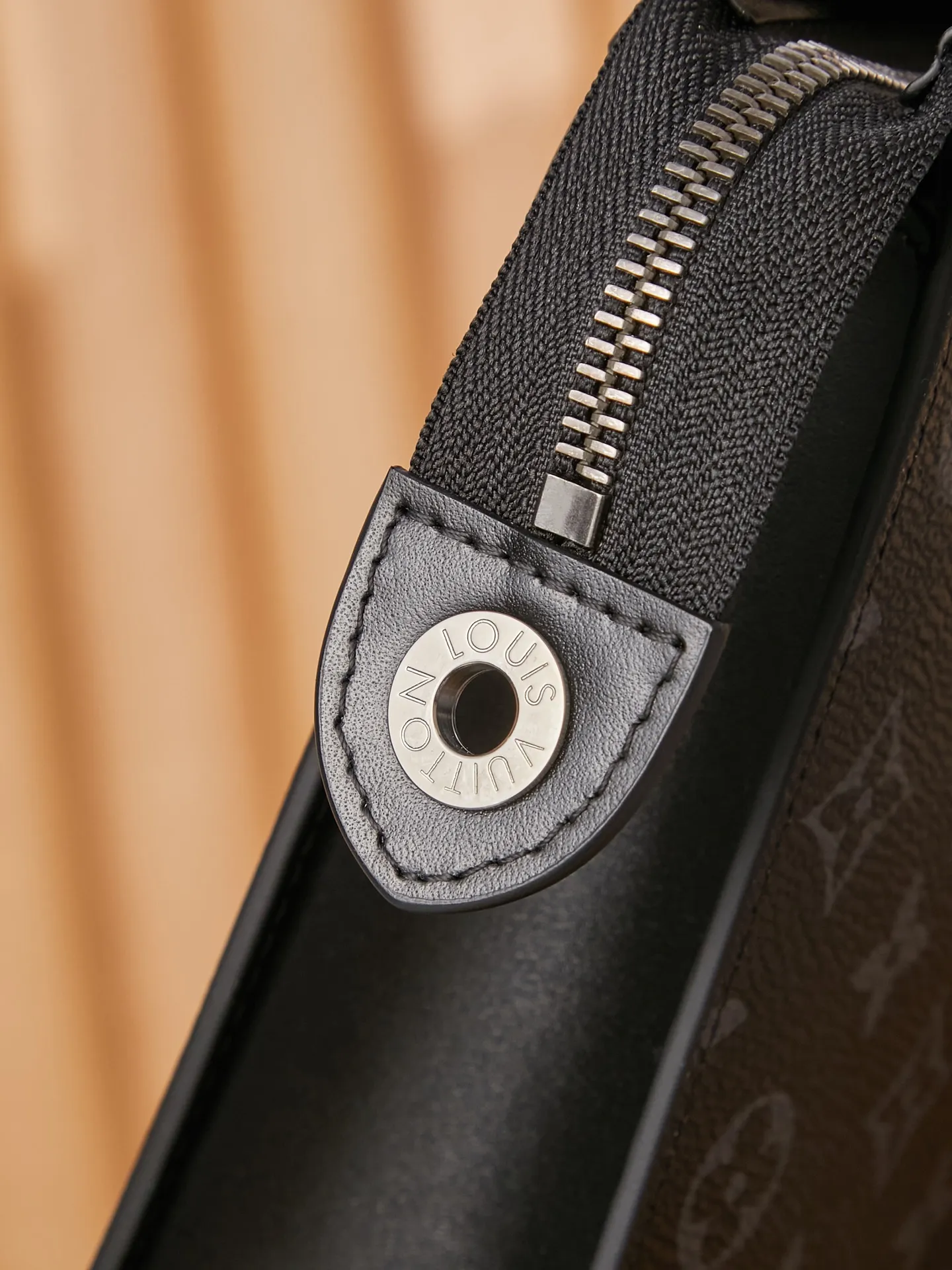 P¥320👉nfc163C01 dynamic chip version👈【Top inspection-free all-steel hardware】Clutch bag Order model M61690 black flower 61692 Europe Made of elegant DaMeier Ebene classic black plaid material The interior is made of unique custom-made foam fabric that is wear-resistant and stain-resistant and washable Original hardware chain Both fashionable and practical The bag body is soft and comfortable🔜The interior is equipped with slip pockets Large capacity to meet your daily needs, size 26.5-20-6CM, comes with gift box