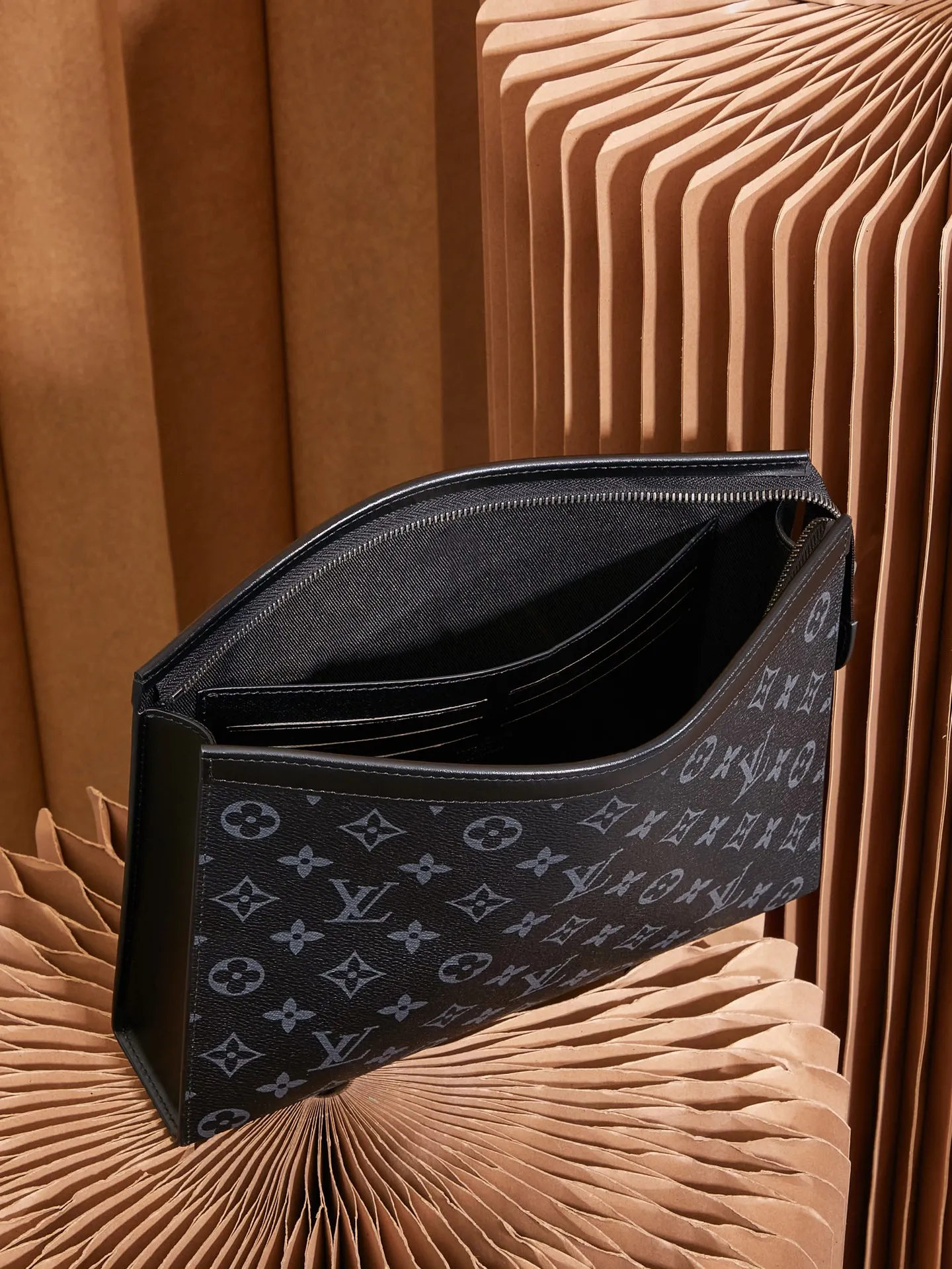 P¥320👉nfc163C01 dynamic chip version👈【Top inspection-free all-steel hardware】Clutch bag Order model M61690 black flower 61692 Europe Made of elegant DaMeier Ebene classic black plaid material The interior is made of unique custom-made foam fabric that is wear-resistant and stain-resistant and washable Original hardware chain Both fashionable and practical The bag body is soft and comfortable🔜The interior is equipped with slip pockets Large capacity to meet your daily needs, size 26.5-20-6CM, comes with gift box