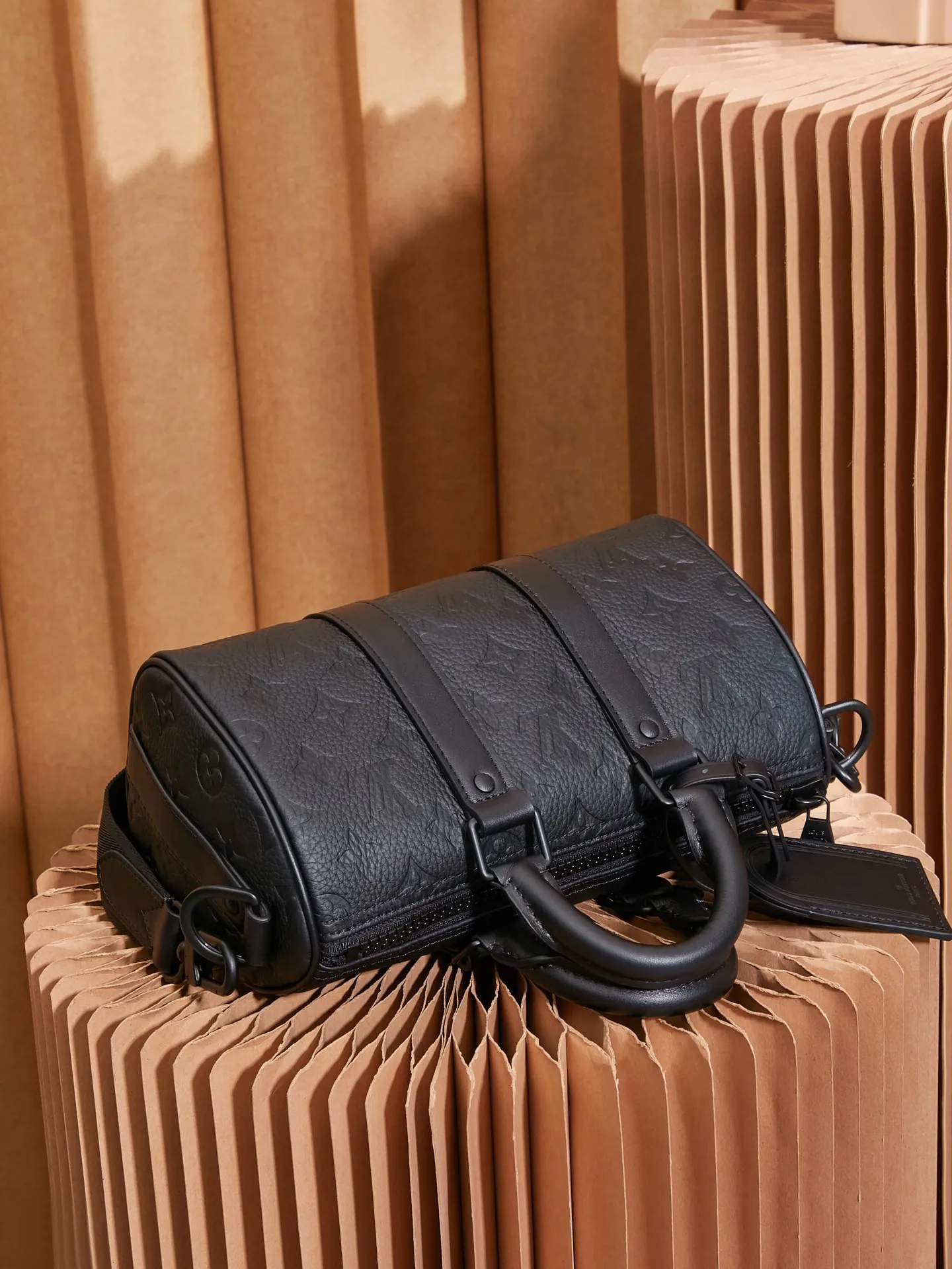 P¥960👉nfc163C01 dynamic chip version👈[Top-level inspection-free all-steel hardware] The mini version of the keepall series reproduces new ideas. Taurillon monogram cow leather creates a classic structure, reinforced side straps and removable leather nameplates continue the iconic elements, with double handles and shoulder straps, providing an excellent choice for urban elites. taurillon monogram embossed cowhide check, cowhide leather trim, fabric lining, metal hardware, zipper closure, large main compartment, interior patch pocket, removable name tag, removable and adjustable shoulder strap! ! Model: m20900; Size: 25x15x11cm