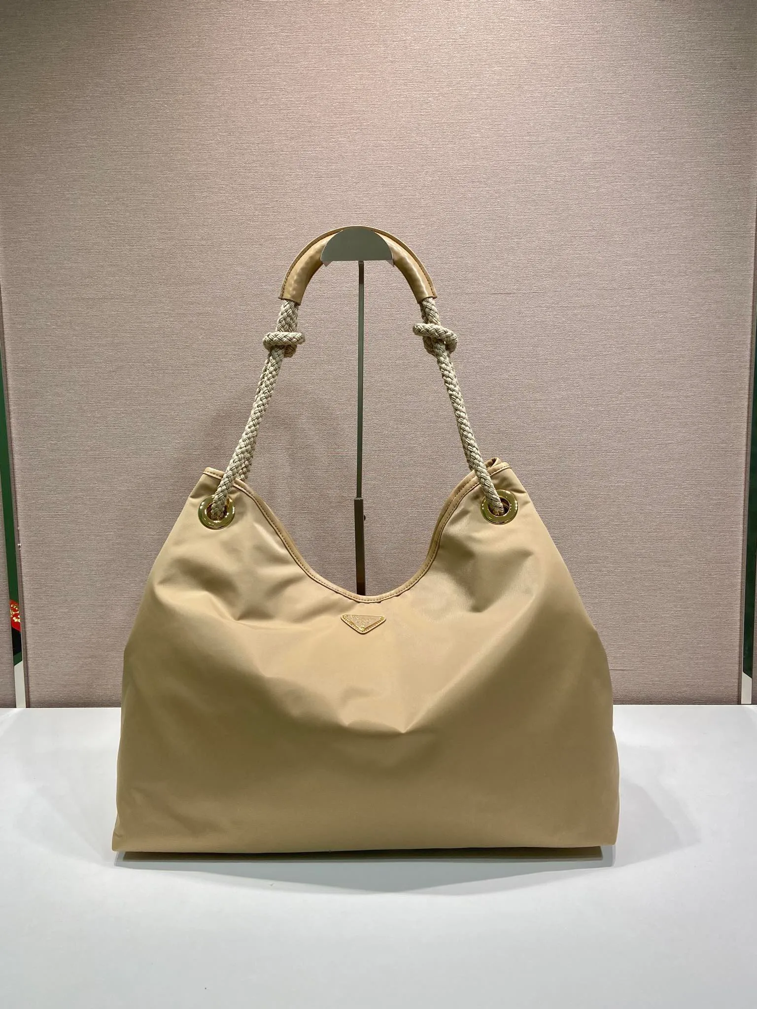 💰1140🎉New tote bag🎉1BC244 large shopping bag🎉🎉 This regenerated nylon bag is inspired by the classic elements of marine style, with novel and exquisite combinations to highlight your lively personality. The sliding braided handles complete the oversize silhouette of this versatile accessory, and the enameled triangular metal logo highlights the brand's identity. The capacity is large and the upper body effect is very attractive😘😘Lightweight and practical, it is also a popular style that will never go out of style🎉🎉 Length 48x Height 39x Bottom 14cm🎉🎉🎉💰💰💰