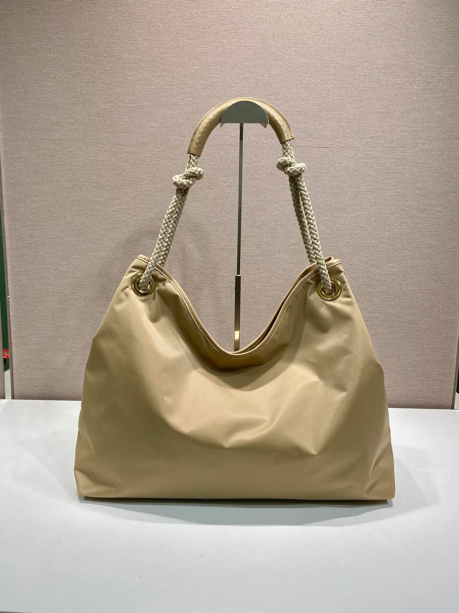 💰1140🎉New tote bag🎉1BC244 large shopping bag🎉🎉 This regenerated nylon bag is inspired by the classic elements of marine style, with novel and exquisite combinations to highlight your lively personality. The sliding braided handles complete the oversize silhouette of this versatile accessory, and the enameled triangular metal logo highlights the brand's identity. The capacity is large and the upper body effect is very attractive😘😘Lightweight and practical, it is also a popular style that will never go out of style🎉🎉 Length 48x Height 39x Bottom 14cm🎉🎉🎉💰💰💰