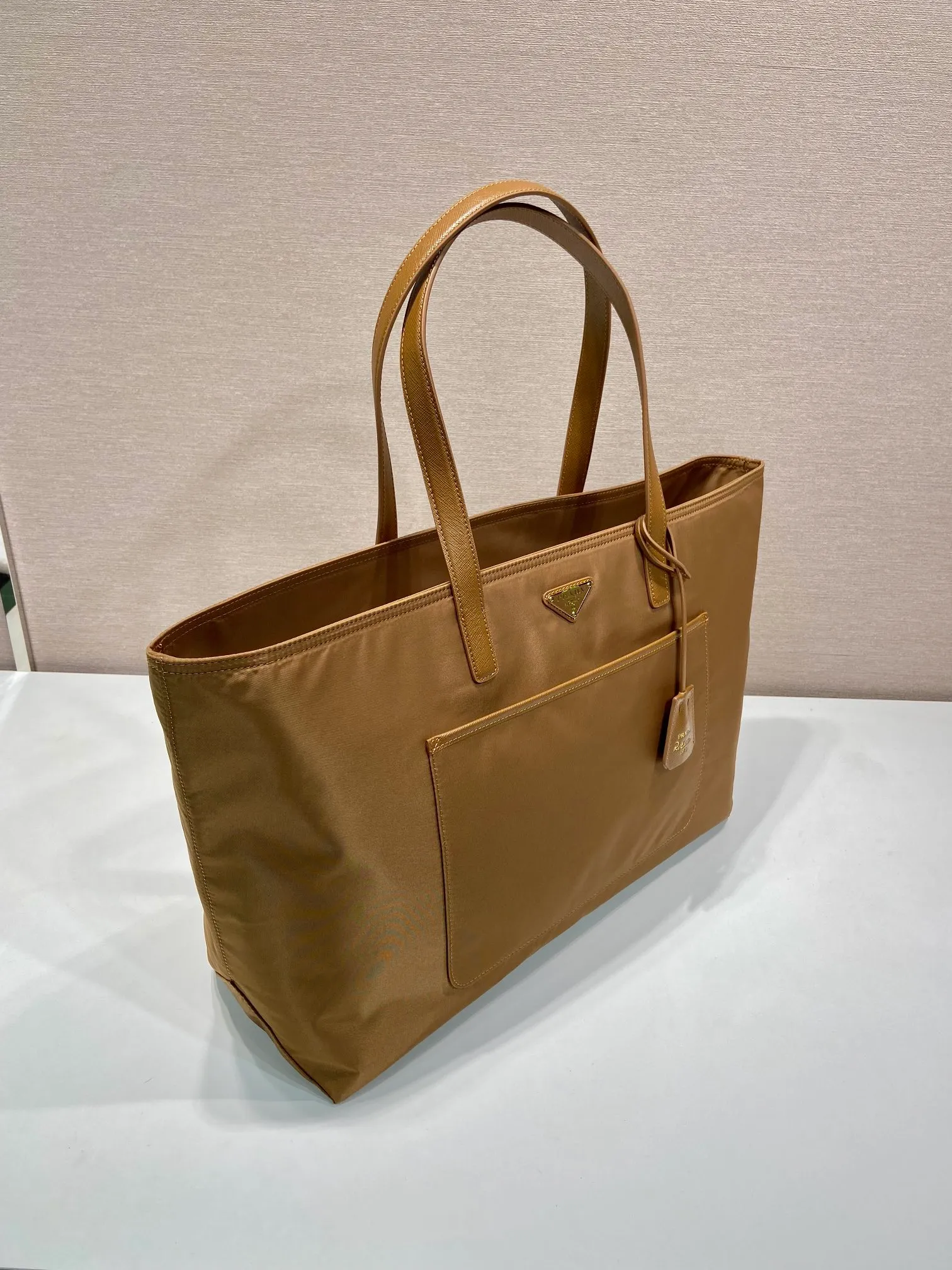 💰1120🎉New Tote Bag🎉1BG527 Cork Color🎉 This timeless tote bag is a reinterpretation of the classic design. It is made of imported nylon fabric and shows a unique style with a refined and practical silhouette. The lines are simple and elegant, the space is large, practical and fashionable, and it is a popular style that will never go out of style🎉 Length 43x Height 31x Bottom 15cm🎉🎉🎉👏👏👏