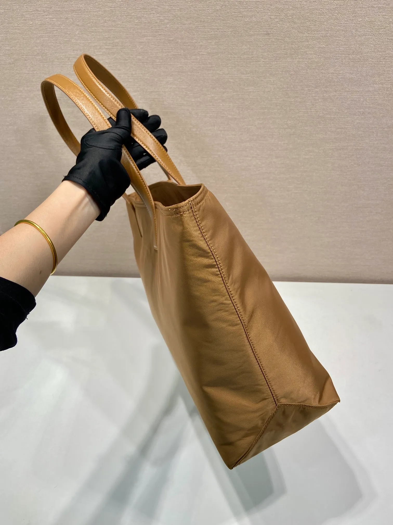 💰1120🎉New Tote Bag🎉1BG527 Cork Color🎉 This timeless tote bag is a reinterpretation of the classic design. It is made of imported nylon fabric and shows a unique style with a refined and practical silhouette. The lines are simple and elegant, the space is large, practical and fashionable, and it is a popular style that will never go out of style🎉 Length 43x Height 31x Bottom 15cm🎉🎉🎉👏👏👏