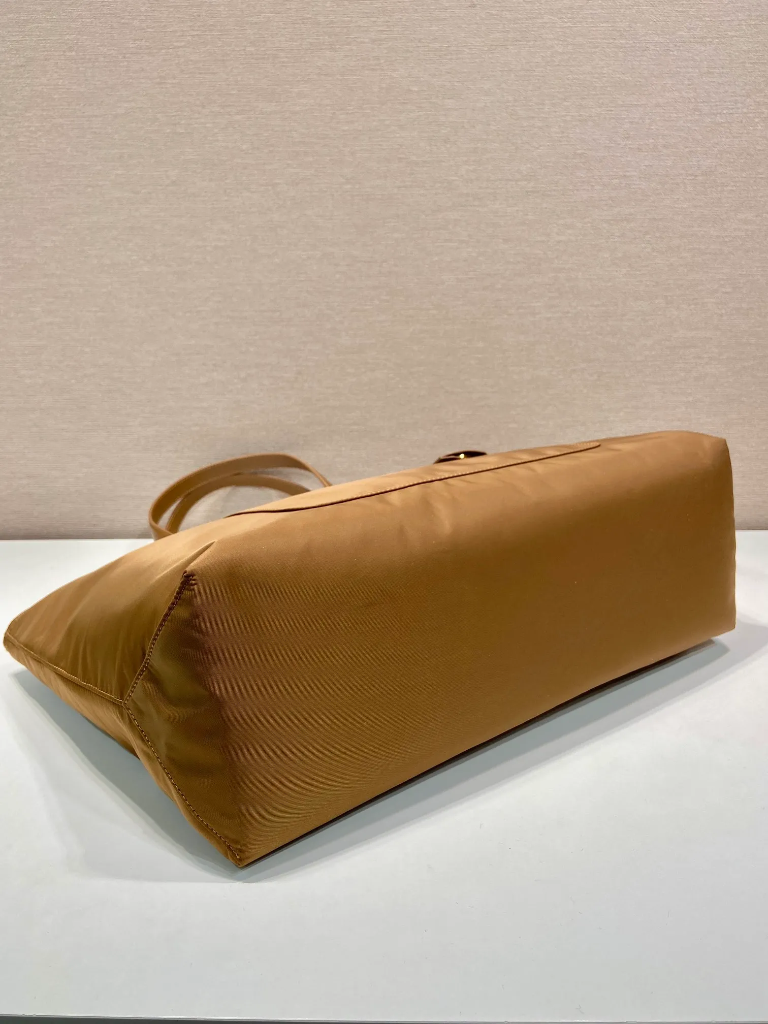 💰1120🎉New Tote Bag🎉1BG527 Cork Color🎉 This timeless tote bag is a reinterpretation of the classic design. It is made of imported nylon fabric and shows a unique style with a refined and practical silhouette. The lines are simple and elegant, the space is large, practical and fashionable, and it is a popular style that will never go out of style🎉 Length 43x Height 31x Bottom 15cm🎉🎉🎉👏👏👏