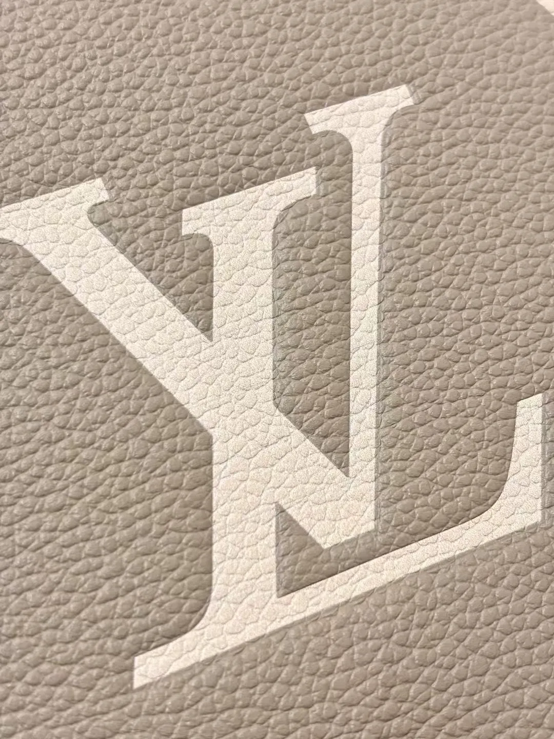 P¥1360👉nfc163C01 dynamic chip👈 [100% MB special grade original leather, all steel hardware] This All In BB handbag integrates modern design concepts into elegant silhouette and ample space. Monogram Empreinte leather craftsmanship creates a simple bucket bag structure, the iconic nameplate and metal padlock highlight the exquisite details, and the adjustable handle pays homage to the brand's trunk-making heritage. Embossed grained cow leather - Cow leather trim - Textile lining - Metal hardware - Magnetic and hook closure - Removable zippered interior pocket - A brand name - Padlock - Holds your smartphone, keys, Zippy wallet and headphones - Shoulder strap: non-detachable, adjustable! ! Model: M13045; Size: 16x18x12CM