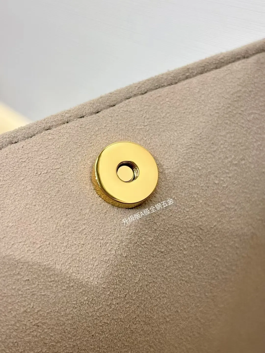 P¥1360👉nfc163C01 dynamic chip👈 [100% MB special grade original leather, all steel hardware] This All In BB handbag integrates modern design concepts into elegant silhouette and ample space. Monogram Empreinte leather craftsmanship creates a simple bucket bag structure, the iconic nameplate and metal padlock highlight the exquisite details, and the adjustable handle pays homage to the brand's trunk-making heritage. Embossed grained cow leather - Cow leather trim - Textile lining - Metal hardware - Magnetic and hook closure - Removable zippered interior pocket - A brand name - Padlock - Holds your smartphone, keys, Zippy wallet and headphones - Shoulder strap: non-detachable, adjustable! ! Model: M13045; Size: 16x18x12CM