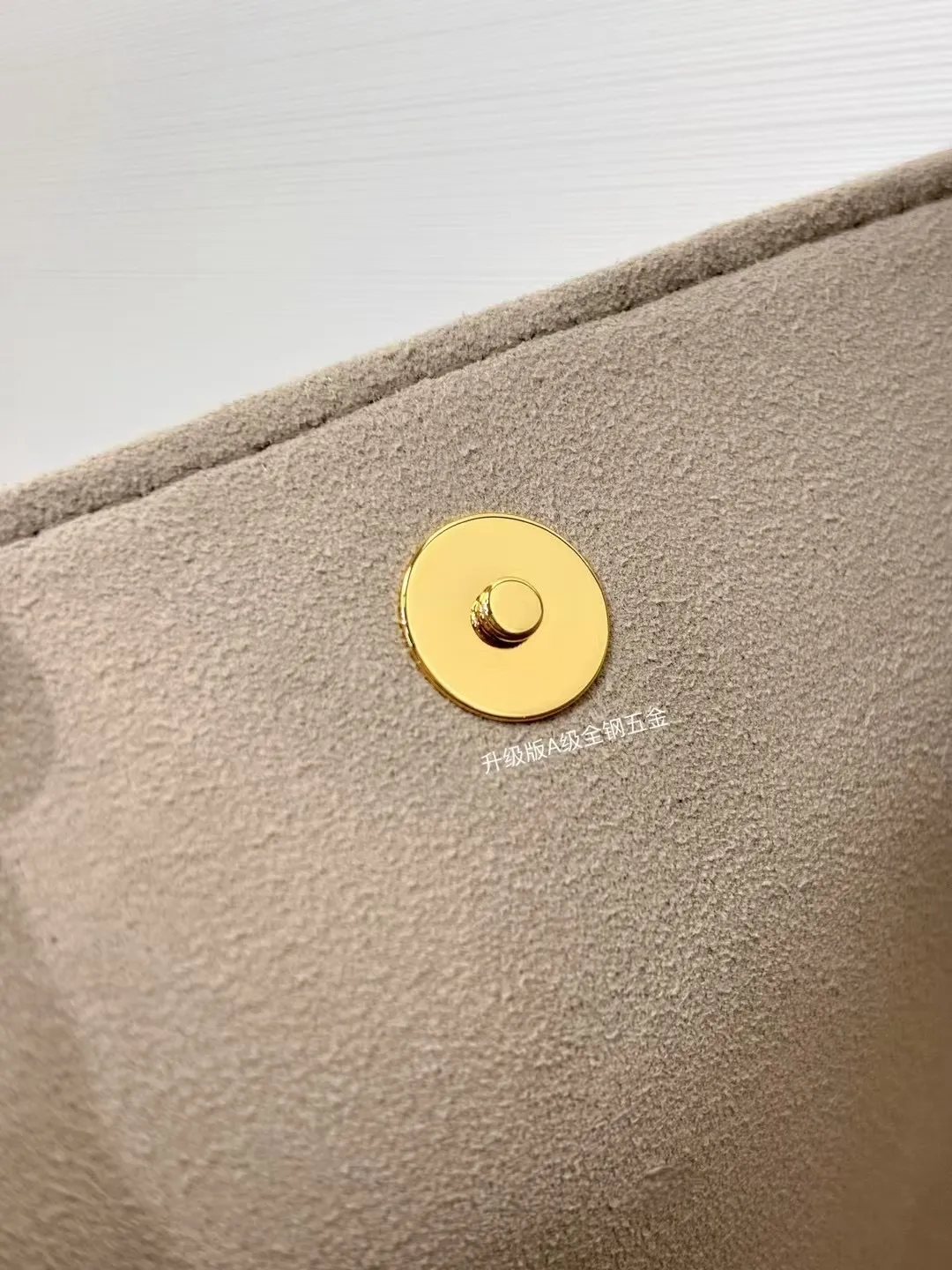P¥1360👉nfc163C01 dynamic chip👈 [100% MB special grade original leather, all steel hardware] This All In BB handbag integrates modern design concepts into elegant silhouette and ample space. Monogram Empreinte leather craftsmanship creates a simple bucket bag structure, the iconic nameplate and metal padlock highlight the exquisite details, and the adjustable handle pays homage to the brand's trunk-making heritage. Embossed grained cow leather - Cow leather trim - Textile lining - Metal hardware - Magnetic and hook closure - Removable zippered interior pocket - A brand name - Padlock - Holds your smartphone, keys, Zippy wallet and headphones - Shoulder strap: non-detachable, adjustable! ! Model: M13045; Size: 16x18x12CM
