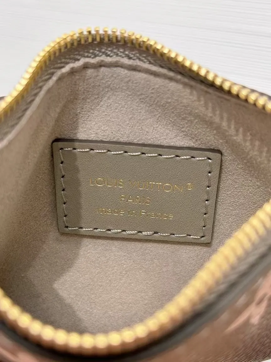 P¥1360👉nfc163C01 dynamic chip👈 [100% MB special grade original leather, all steel hardware] This All In BB handbag integrates modern design concepts into elegant silhouette and ample space. Monogram Empreinte leather craftsmanship creates a simple bucket bag structure, the iconic nameplate and metal padlock highlight the exquisite details, and the adjustable handle pays homage to the brand's trunk-making heritage. Embossed grained cow leather - Cow leather trim - Textile lining - Metal hardware - Magnetic and hook closure - Removable zippered interior pocket - A brand name - Padlock - Holds your smartphone, keys, Zippy wallet and headphones - Shoulder strap: non-detachable, adjustable! ! Model: M13045; Size: 16x18x12CM