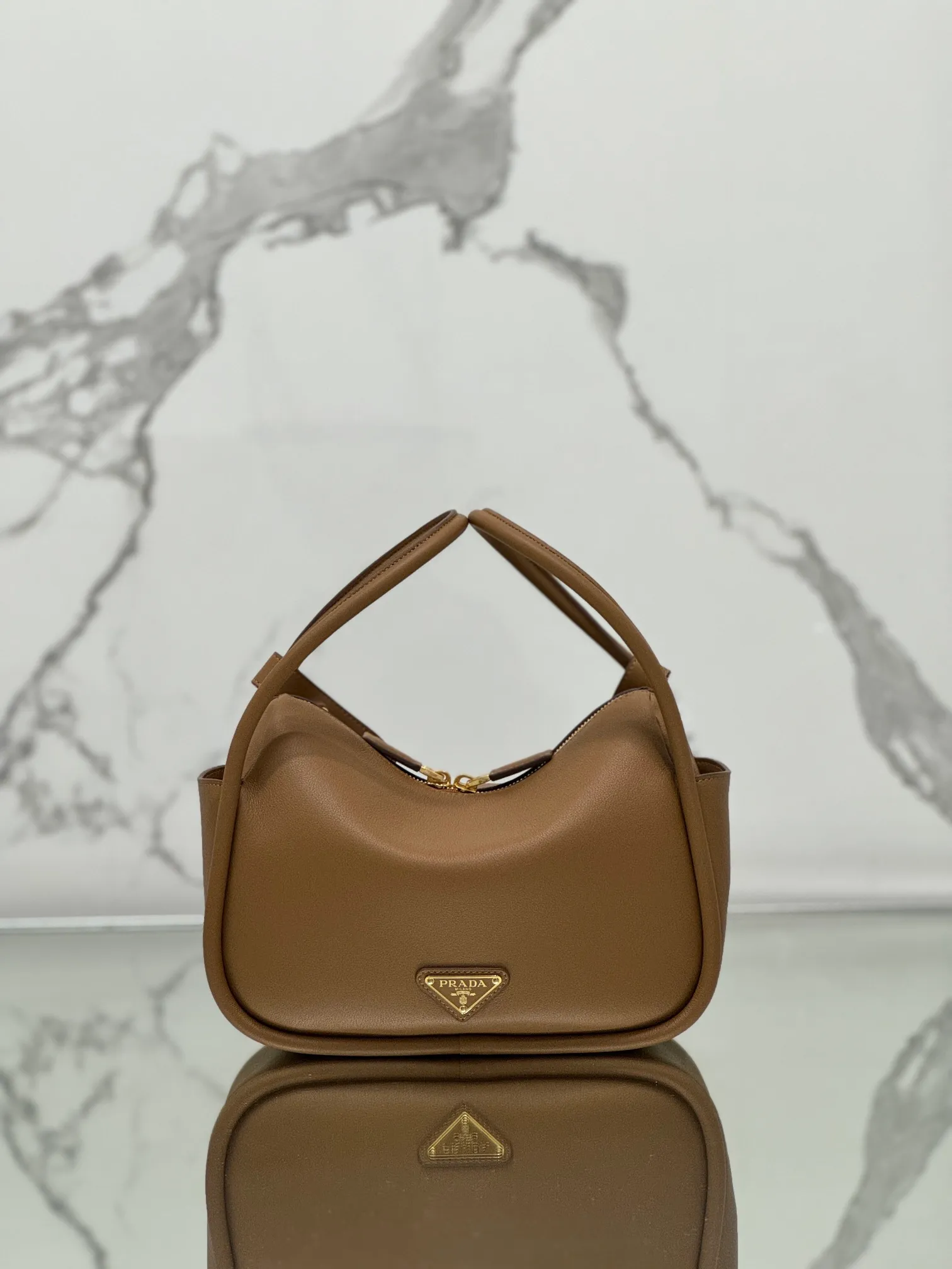 💰1500 ⭐ New bowling bag This Lindy handbag/shoulder bag is made of Italian Soft Grain imported calfskin, with top-grade hardware. The modern design highlights the casual attitude, and the exquisite details and metal hardware accessories add to the smartness. Sophisticated and versatile, the style is crafted from soft grained cowhide with smooth, minimal lines. Showcasing exceptional craftsmanship, this accessory is embellished with an enameled triangular metal logo. It can be carried by hand, shoulder, or cross-body. It has large capacity, is simple and practical, and has a great upper body😘 ●Double handles, 13 cm drop length ●Detachable shoulder strap, 75 cm long ·Open side pockets·Metal hardware accessories ·Enameled triangular metal logo on the front ·Zipper closure ·Lined and patch pockets Style number: 1ba451 Size: 25*18*10.5cm
