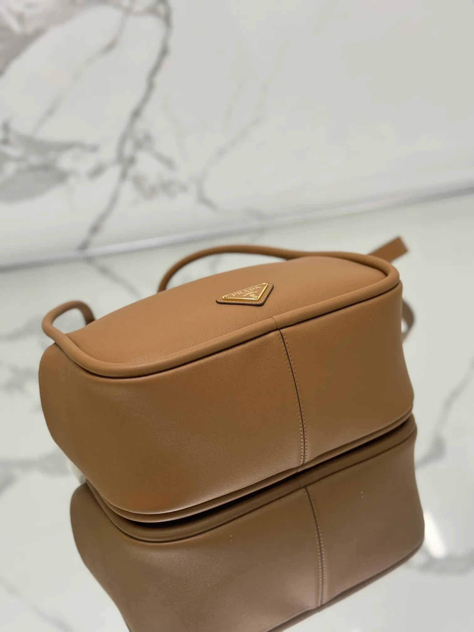 💰1500 ⭐ New bowling bag This Lindy handbag/shoulder bag is made of Italian Soft Grain imported calfskin, with top-grade hardware. The modern design highlights the casual attitude, and the exquisite details and metal hardware accessories add to the smartness. Sophisticated and versatile, the style is crafted from soft grained cowhide with smooth, minimal lines. Showcasing exceptional craftsmanship, this accessory is embellished with an enameled triangular metal logo. It can be carried by hand, shoulder, or cross-body. It has large capacity, is simple and practical, and has a great upper body😘 ●Double handles, 13 cm drop length ●Detachable shoulder strap, 75 cm long ·Open side pockets·Metal hardware accessories ·Enameled triangular metal logo on the front ·Zipper closure ·Lined and patch pockets Style number: 1ba451 Size: 25*18*10.5cm