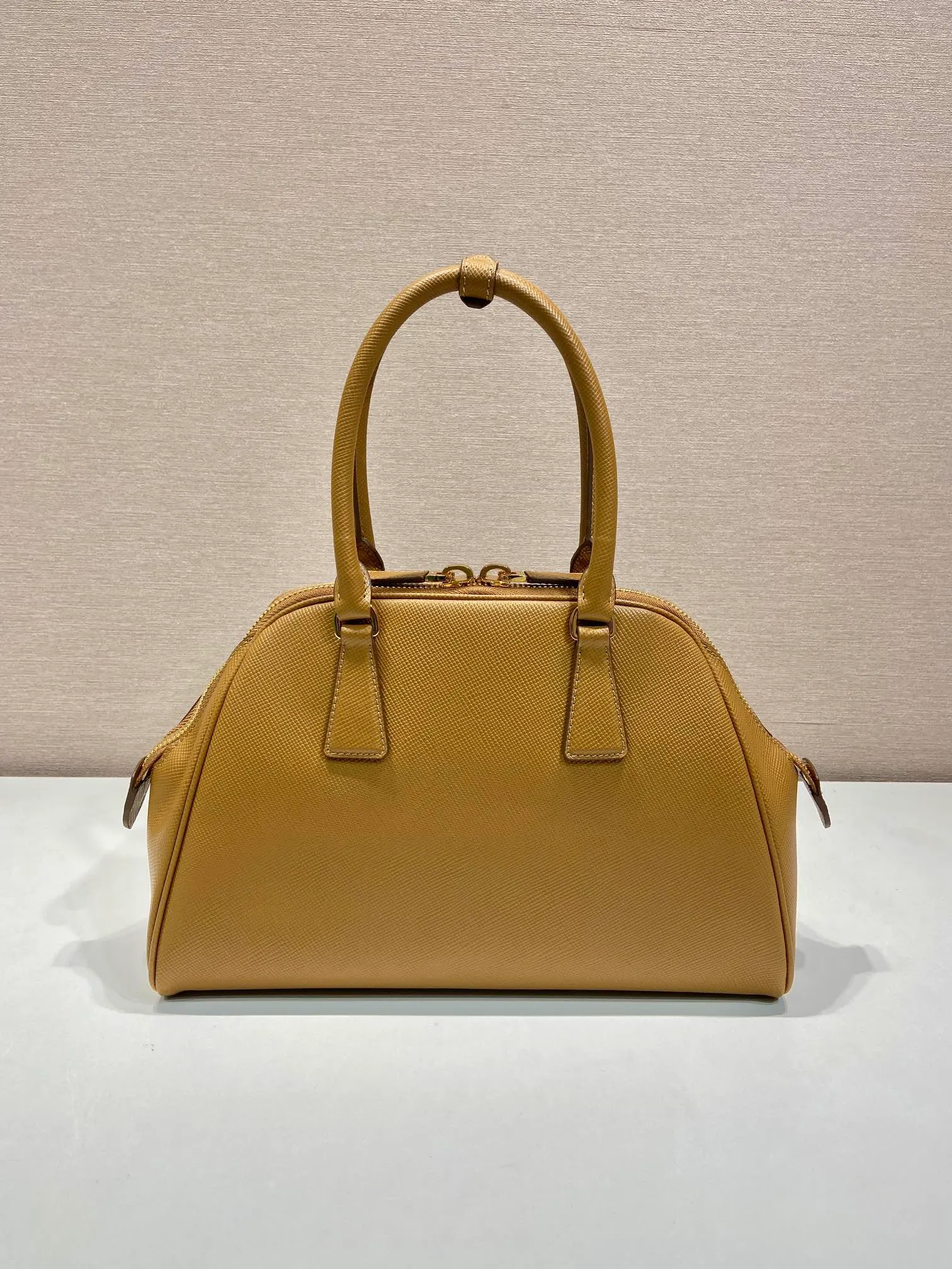 💰1640🎉New shell bag🎉1BG537🎉🎉 This exquisite handbag is made of Saffiano leather. It has a crisp, simple and neat shape. It is equipped with gold-toned metal hardware and is decorated with an elegant letter logo embossed on the front. It can be carried by hand or shoulder strap, and has a large capacity. Babies, hurry up and get it, it is worth owning🎉🎉 Height: 21.5cm Width: 32cm Length: 10.5cm