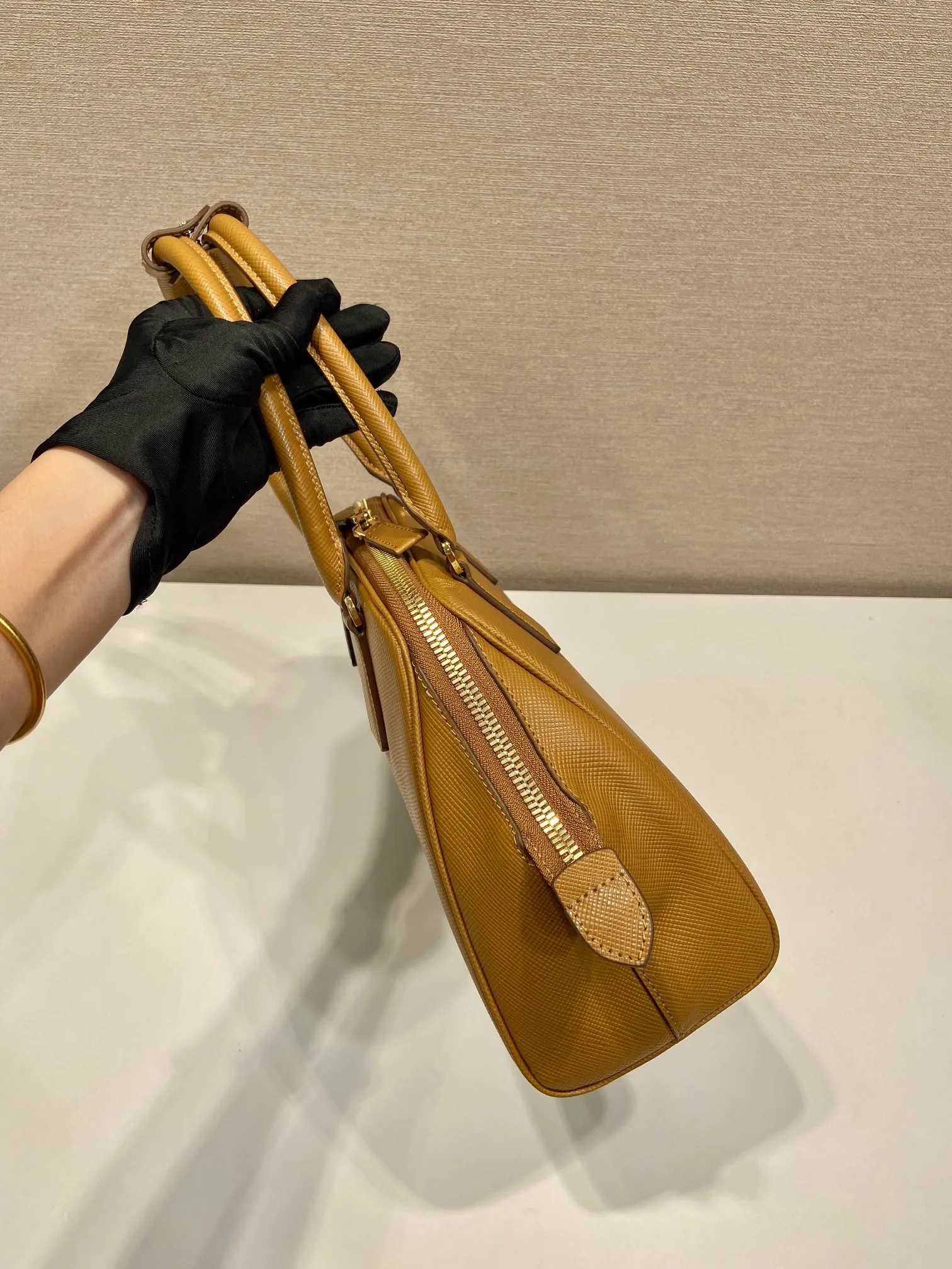 💰1640🎉New shell bag🎉1BG537🎉🎉 This exquisite handbag is made of Saffiano leather. It has a crisp, simple and neat shape. It is equipped with gold-toned metal hardware and is decorated with an elegant letter logo embossed on the front. It can be carried by hand or shoulder strap, and has a large capacity. Babies, hurry up and get it, it is worth owning🎉🎉 Height: 21.5cm Width: 32cm Length: 10.5cm