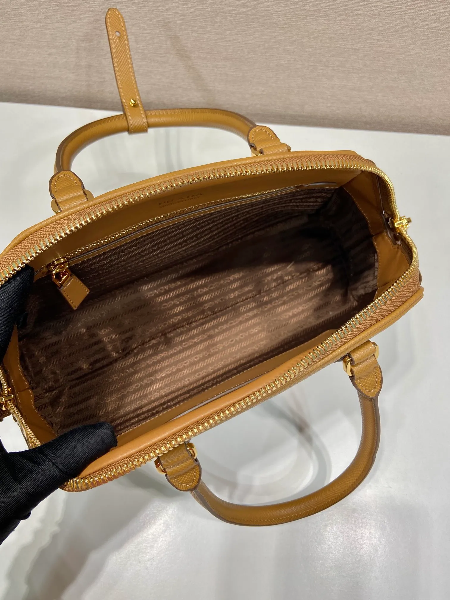 💰1640🎉New shell bag🎉1BG537🎉🎉 This exquisite handbag is made of Saffiano leather. It has a crisp, simple and neat shape. It is equipped with gold-toned metal hardware and is decorated with an elegant letter logo embossed on the front. It can be carried by hand or shoulder strap, and has a large capacity. Babies, hurry up and get it, it is worth owning🎉🎉 Height: 21.5cm Width: 32cm Length: 10.5cm