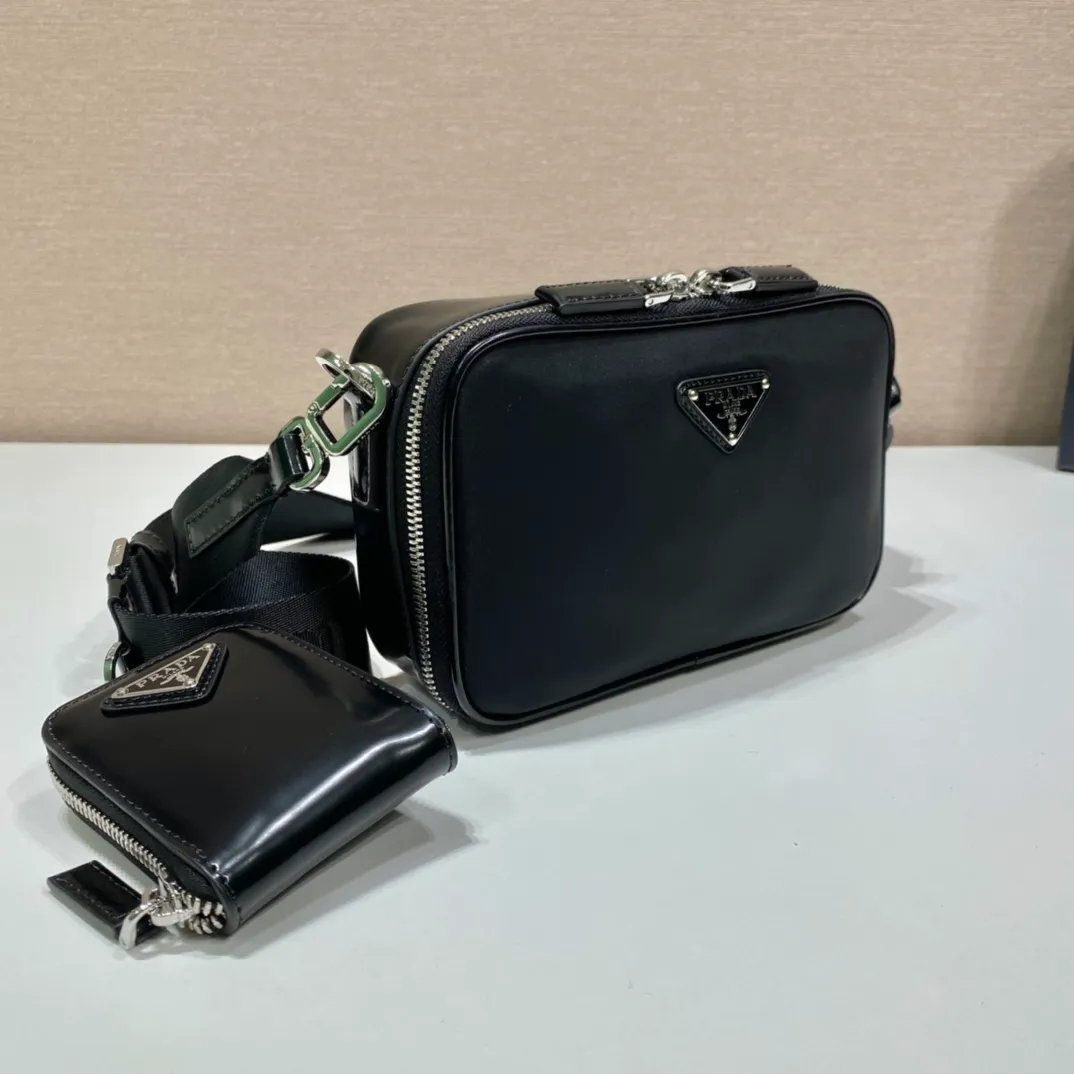 💰1120🎉New small messenger bag🎉2VH070/patent leather🎉🎉 This modern handbag outlines simple lines and is equipped with a detachable and adjustable long woven shoulder strap. The shoulder strap is equipped with a detachable small bag. Designed by imported nylon fabric and glossy cowhide, it looks classic, original and modern. It has a large capacity and space and is worth having. Get it now🎉🎉 Length 19x Height 12.5x Bottom 5.5cm🎉🎉🎉💰💰💰