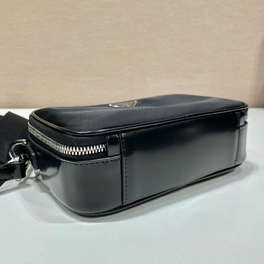 💰1120🎉New small messenger bag🎉2VH070/patent leather🎉🎉 This modern handbag outlines simple lines and is equipped with a detachable and adjustable long woven shoulder strap. The shoulder strap is equipped with a detachable small bag. Designed by imported nylon fabric and glossy cowhide, it looks classic, original and modern. It has a large capacity and space and is worth having. Get it now🎉🎉 Length 19x Height 12.5x Bottom 5.5cm🎉🎉🎉💰💰💰