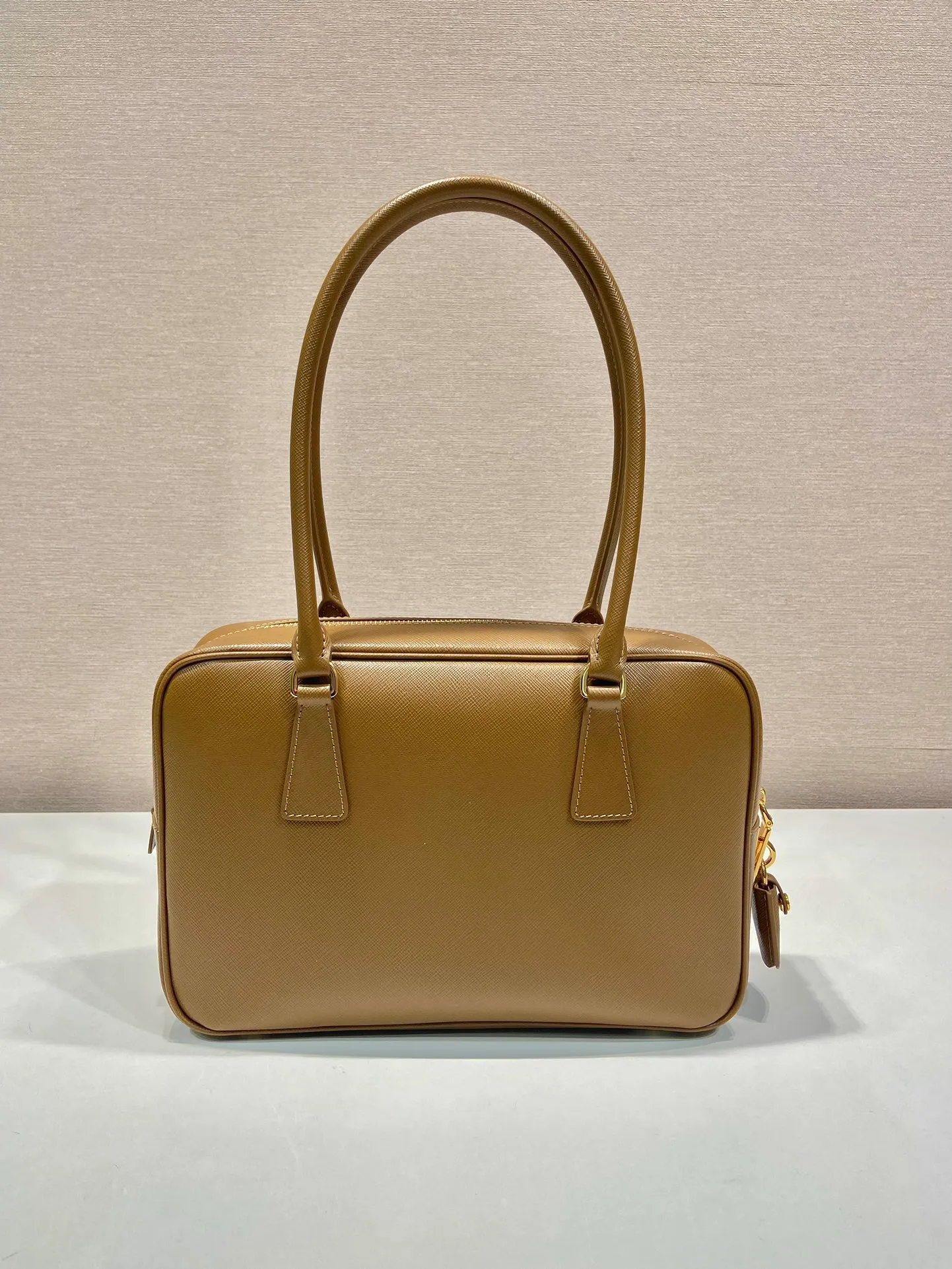 💰1660🎉New long handle second-hand bag🎉1BA428 new product🎉 This double handle handbag is made of imported saffiano cowhide and incorporates unique style elements to subvert people's traditional perception of luxury goods. It adds a unique charm between practical design embellishments and exquisite details. It has large capacity and practicality. It is also a treasure item. It is a timeless hot style. 🎉 🎉 Length 30x Height 17x Bottom 7cm