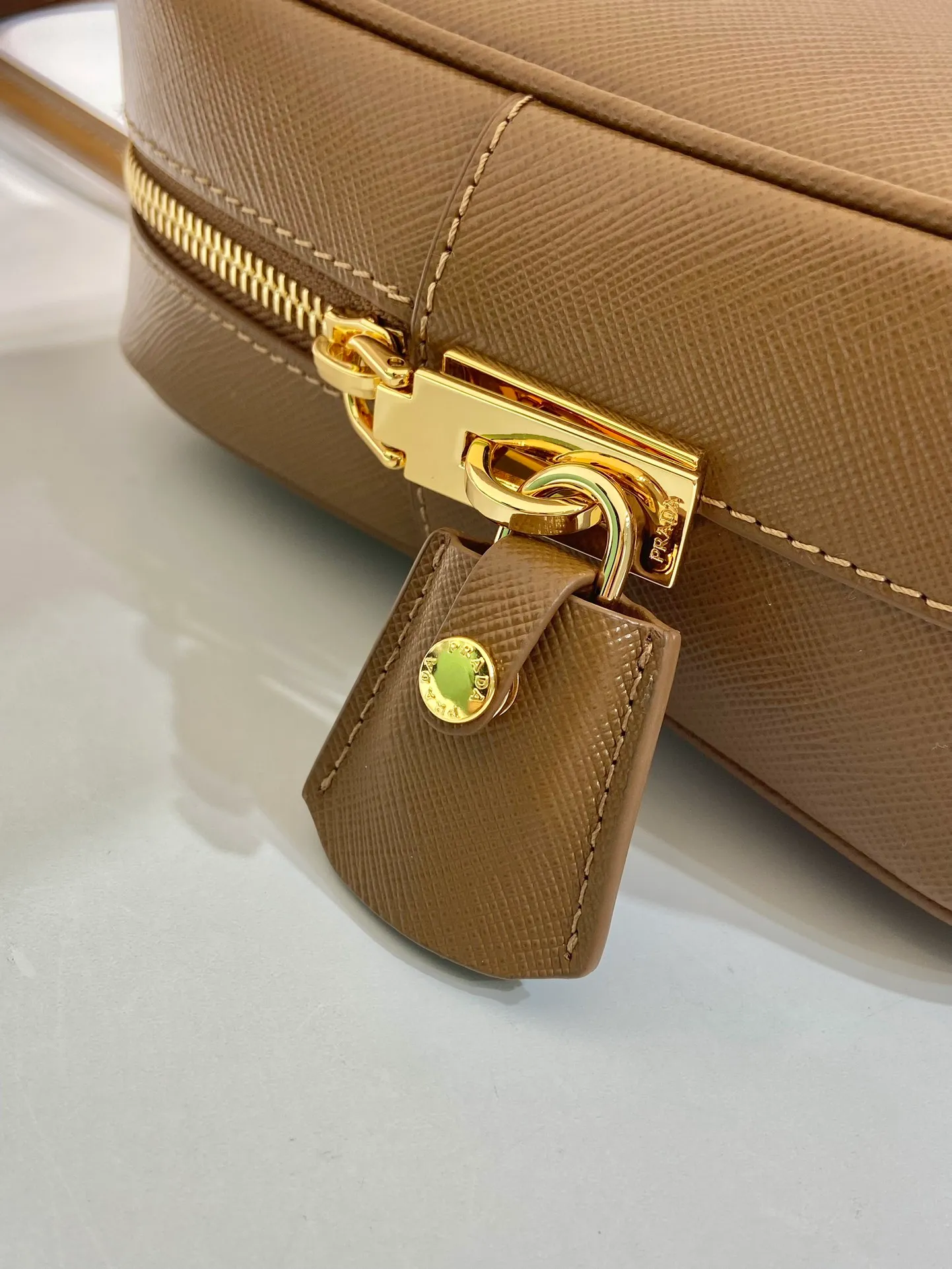 💰1660🎉New long handle second-hand bag🎉1BA428 new product🎉 This double handle handbag is made of imported saffiano cowhide and incorporates unique style elements to subvert people's traditional perception of luxury goods. It adds a unique charm between practical design embellishments and exquisite details. It has large capacity and practicality. It is also a treasure item. It is a timeless hot style. 🎉 🎉 Length 30x Height 17x Bottom 7cm
