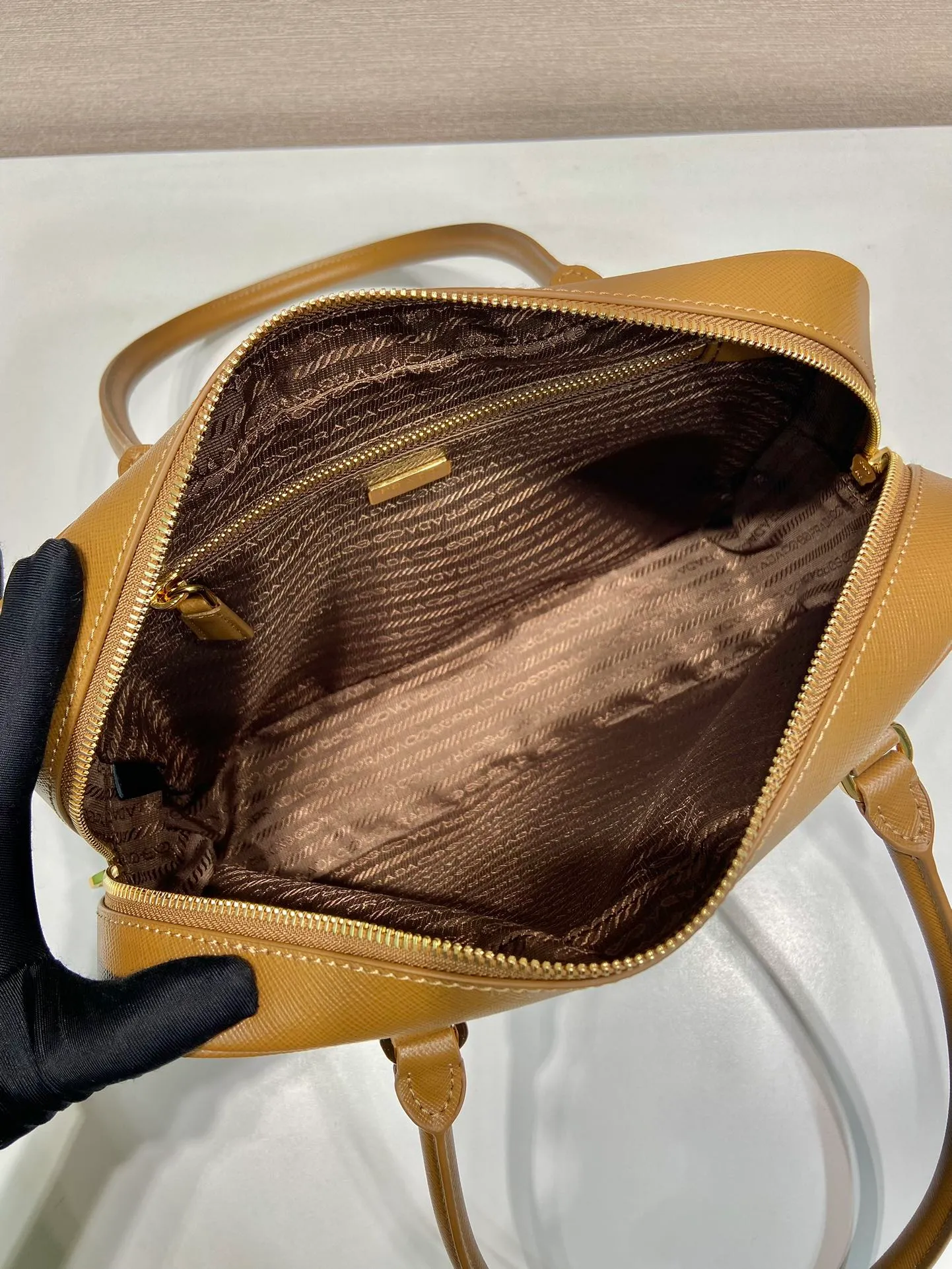 💰1660🎉New long handle second-hand bag🎉1BA428 new product🎉 This double handle handbag is made of imported saffiano cowhide and incorporates unique style elements to subvert people's traditional perception of luxury goods. It adds a unique charm between practical design embellishments and exquisite details. It has large capacity and practicality. It is also a treasure item. It is a timeless hot style. 🎉 🎉 Length 30x Height 17x Bottom 7cm