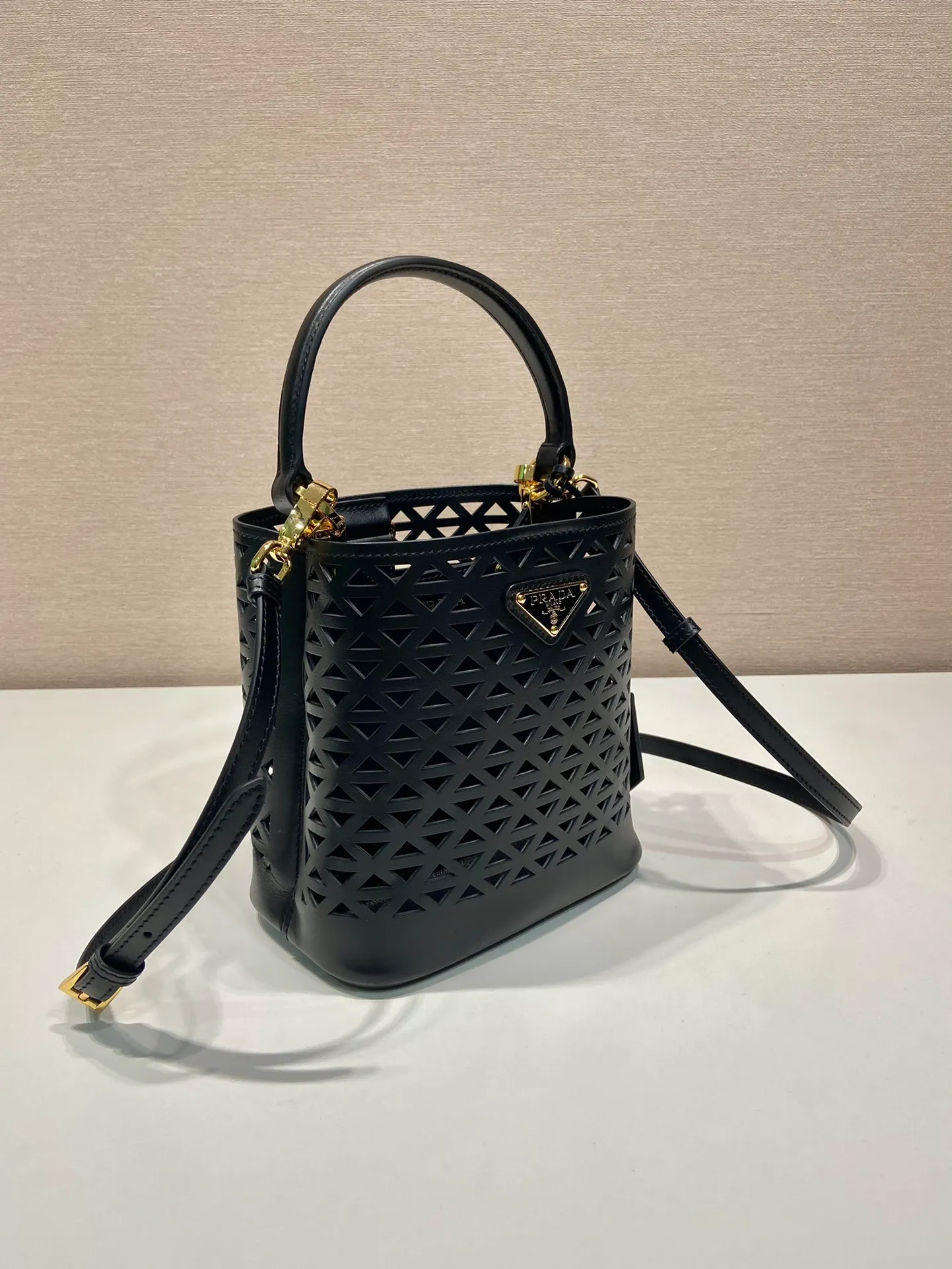 💰1640🎉Skeleton Bucket Bag🎉1BA217 Skeleton🎉🎉 This hollow bucket bag transforms the classic triangle into a modernist geometric pattern, injecting vitality into the elegant design. It has a compact shape and a detachable shoulder strap, suitable for hand or shoulder carry. It is made of laser-cut patterned leather, adding a touch of summer lightness and unique style. Sophisticated and elegant, it features a leather plaque and enameled metal triangle logo. The upper body effect is very fashionable and elegant, worth owning🎉🎉 Length 17x Height 18x ​​Bottom 10.5cm