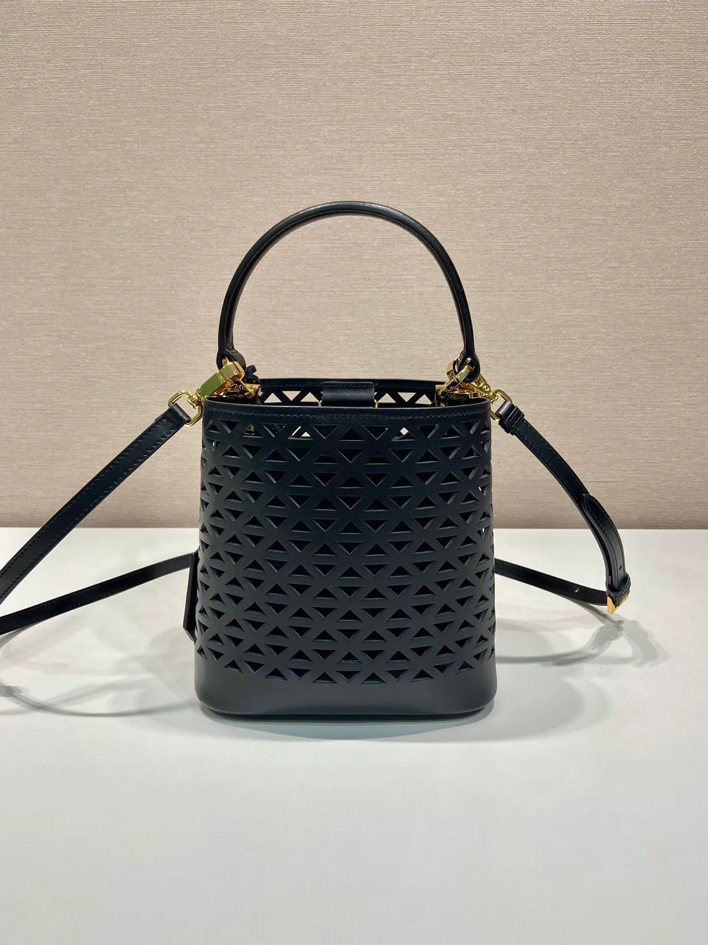 💰1640🎉Skeleton Bucket Bag🎉1BA217 Skeleton🎉🎉 This hollow bucket bag transforms the classic triangle into a modernist geometric pattern, injecting vitality into the elegant design. It has a compact shape and a detachable shoulder strap, suitable for hand or shoulder carry. It is made of laser-cut patterned leather, adding a touch of summer lightness and unique style. Sophisticated and elegant, it features a leather plaque and enameled metal triangle logo. The upper body effect is very fashionable and elegant, worth owning🎉🎉 Length 17x Height 18x ​​Bottom 10.5cm