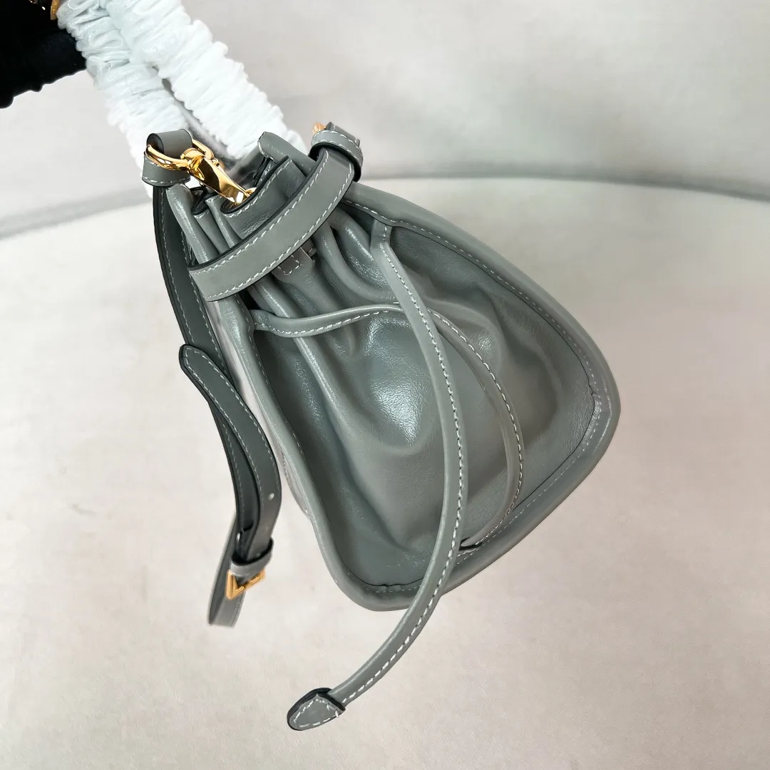 💰1840✨New model debut✨Oil-wax leather LuxSoft handbag small size 1BA426 long handle New popular LuxSoftBag Retro oil-wax leather with gold hardware Iconic triangle logo Comes with a long shoulder strap Can be carried on one shoulder or crossbody The fashionable feel is straight forward Size 32*15.5*12 blue gray