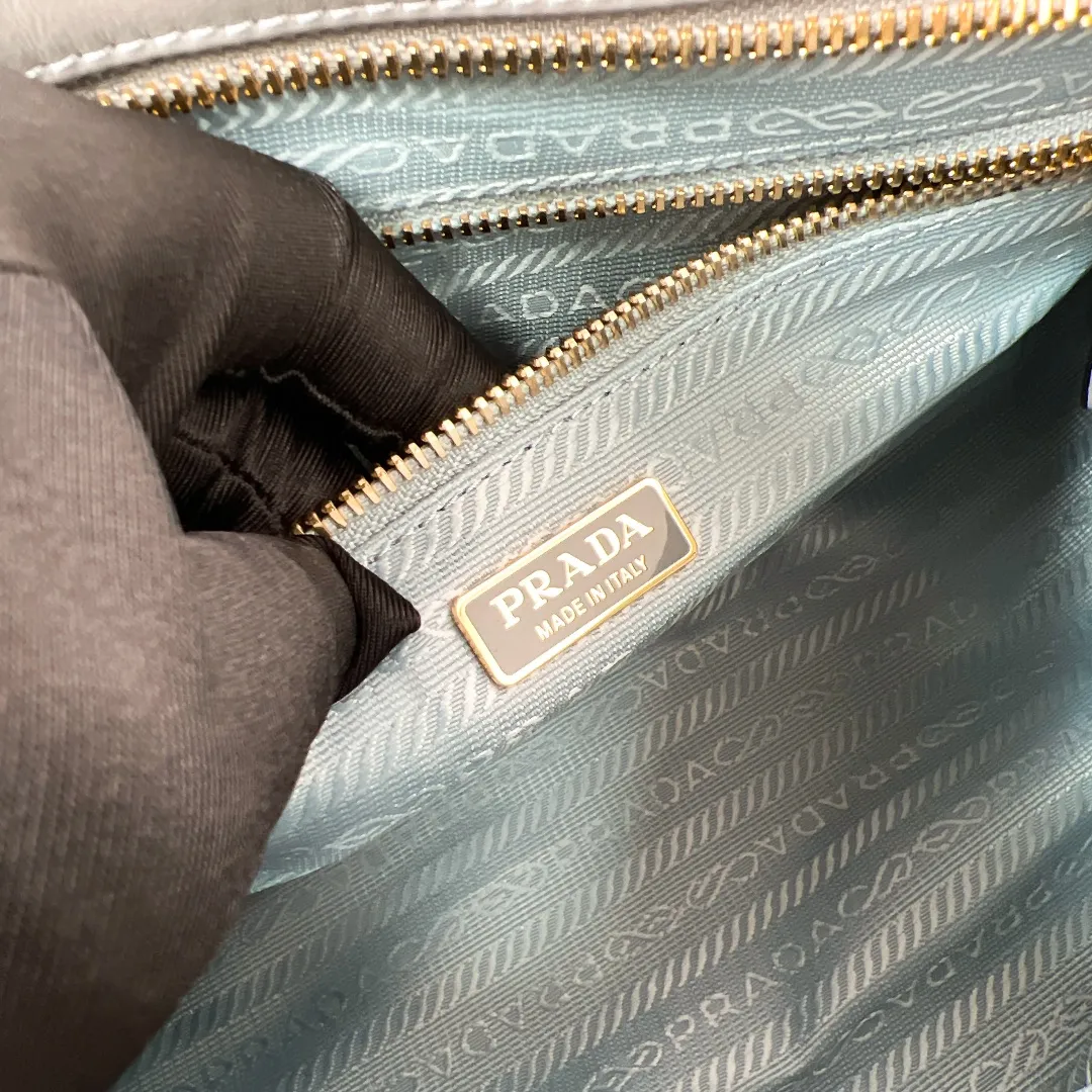 💰1840✨New model debut✨Oil-wax leather LuxSoft handbag small size 1BA426 long handle New popular LuxSoftBag Retro oil-wax leather with gold hardware Iconic triangle logo Comes with a long shoulder strap Can be carried on one shoulder or crossbody The fashionable feel is straight forward Size 32*15.5*12 blue gray