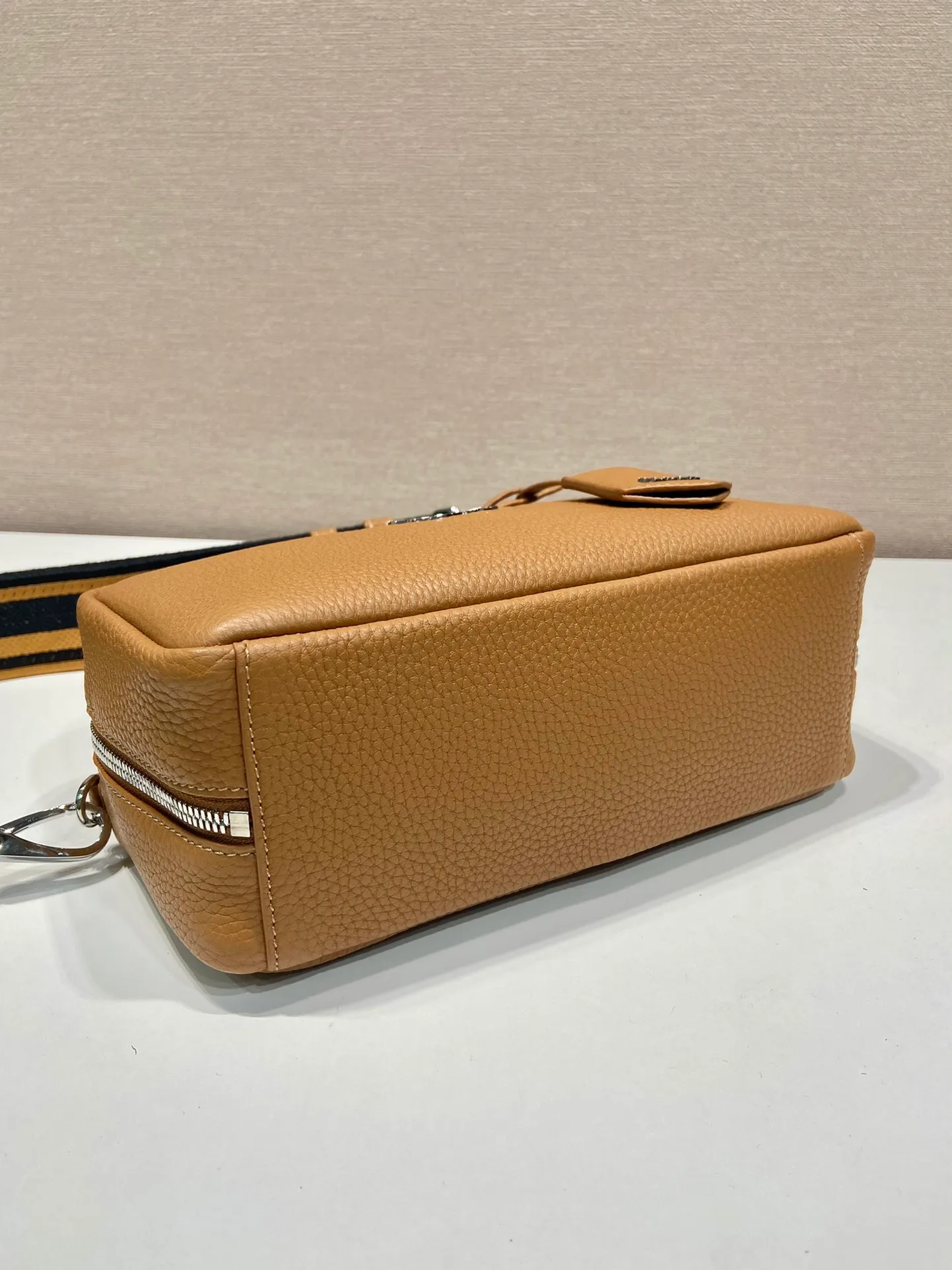 💰1760🎉New style🎉1BB102🎉 This handbag is made of imported deerskin grain cowhide, with a long fabric shoulder strap and adjustable design. So perfect😘, versatile for mixing and matching for different occasions and different outfits😘, large capacity, super soft feel🎉Hurry up and get it🎉Length 24x Height 12x Bottom 8.5cm