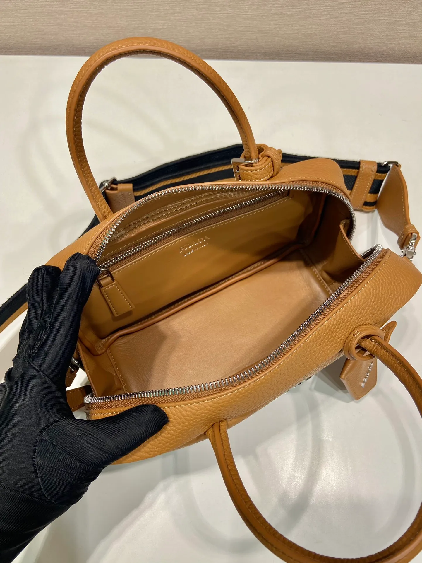 💰1760🎉New style🎉1BB102🎉 This handbag is made of imported deerskin grain cowhide, with a long fabric shoulder strap and adjustable design. So perfect😘, versatile for mixing and matching for different occasions and different outfits😘, large capacity, super soft feel🎉Hurry up and get it🎉Length 24x Height 12x Bottom 8.5cm