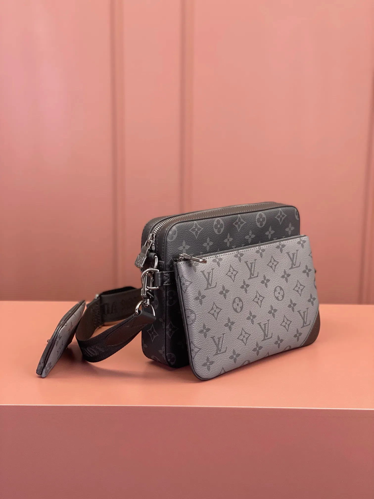 P¥1160 [Regular grade all-steel, 163C01 chip version original leather] TRIO messenger bag Model: M69443 Material: A-grade all-steel hardware, imported original fabric Size: 25x18.5x7cm
