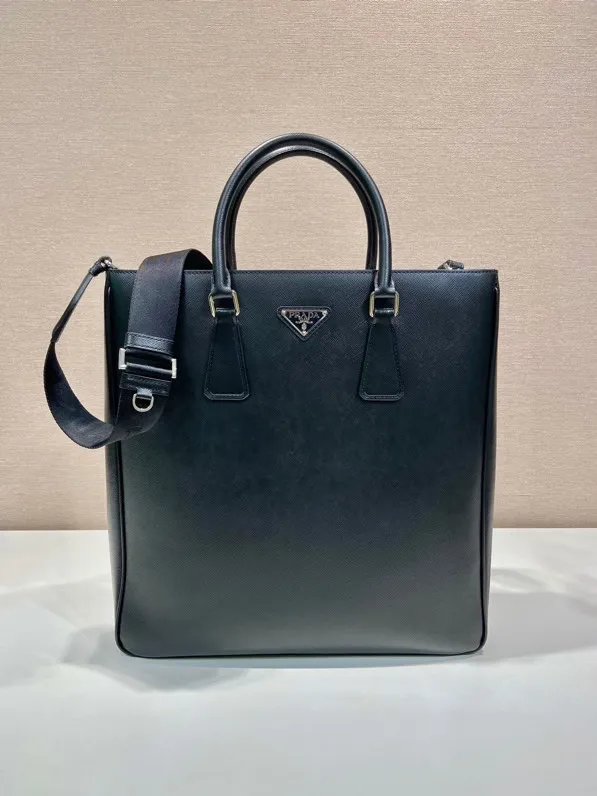 💰2040🎉New model🎉2VG115 men's model🎉🎉 This portable men's model is made of imported cross-grain cowhide, infused with exquisite and charming charm, presenting a smooth and stylish minimalist design. Not only is it equipped with a practical detachable and adjustable shoulder strap, it supports a variety of wearing methods, it has large capacity and space, and the upper body effect is very fashionable and practical. Handsome guys, hurry up and get it. Length 36x Height 38x Bottom 7cm🎉🎉🎉👏👏👏