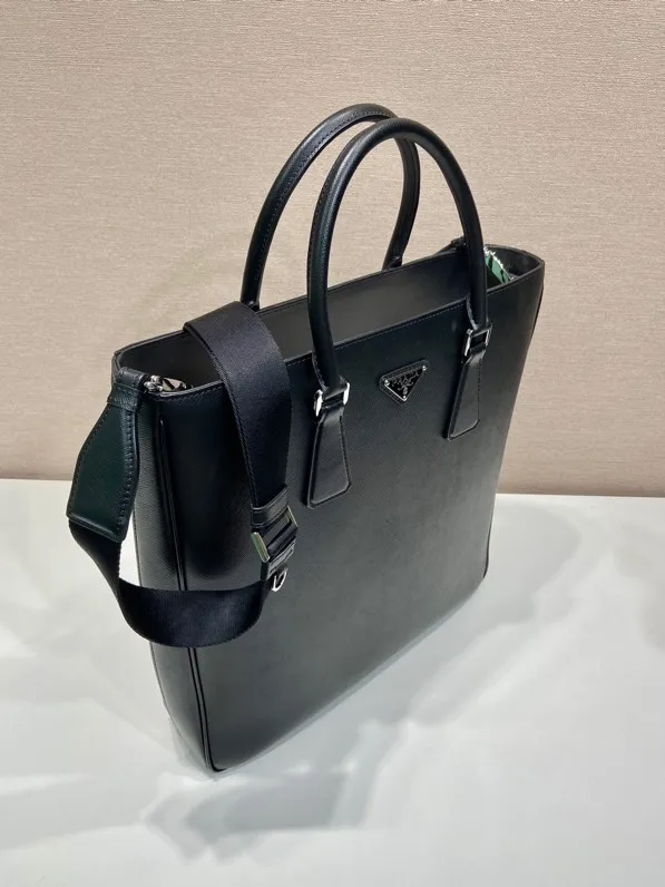 💰2040🎉New model🎉2VG115 men's model🎉🎉 This portable men's model is made of imported cross-grain cowhide, infused with exquisite and charming charm, presenting a smooth and stylish minimalist design. Not only is it equipped with a practical detachable and adjustable shoulder strap, it supports a variety of wearing methods, it has large capacity and space, and the upper body effect is very fashionable and practical. Handsome guys, hurry up and get it. Length 36x Height 38x Bottom 7cm🎉🎉🎉👏👏👏