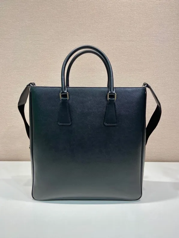💰2040🎉New model🎉2VG115 men's model🎉🎉 This portable men's model is made of imported cross-grain cowhide, infused with exquisite and charming charm, presenting a smooth and stylish minimalist design. Not only is it equipped with a practical detachable and adjustable shoulder strap, it supports a variety of wearing methods, it has large capacity and space, and the upper body effect is very fashionable and practical. Handsome guys, hurry up and get it. Length 36x Height 38x Bottom 7cm🎉🎉🎉👏👏👏