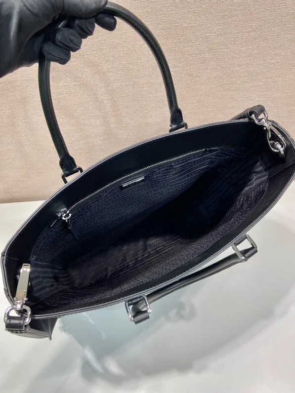 💰2040🎉New model🎉2VG115 men's model🎉🎉 This portable men's model is made of imported cross-grain cowhide, infused with exquisite and charming charm, presenting a smooth and stylish minimalist design. Not only is it equipped with a practical detachable and adjustable shoulder strap, it supports a variety of wearing methods, it has large capacity and space, and the upper body effect is very fashionable and practical. Handsome guys, hurry up and get it. Length 36x Height 38x Bottom 7cm🎉🎉🎉👏👏👏