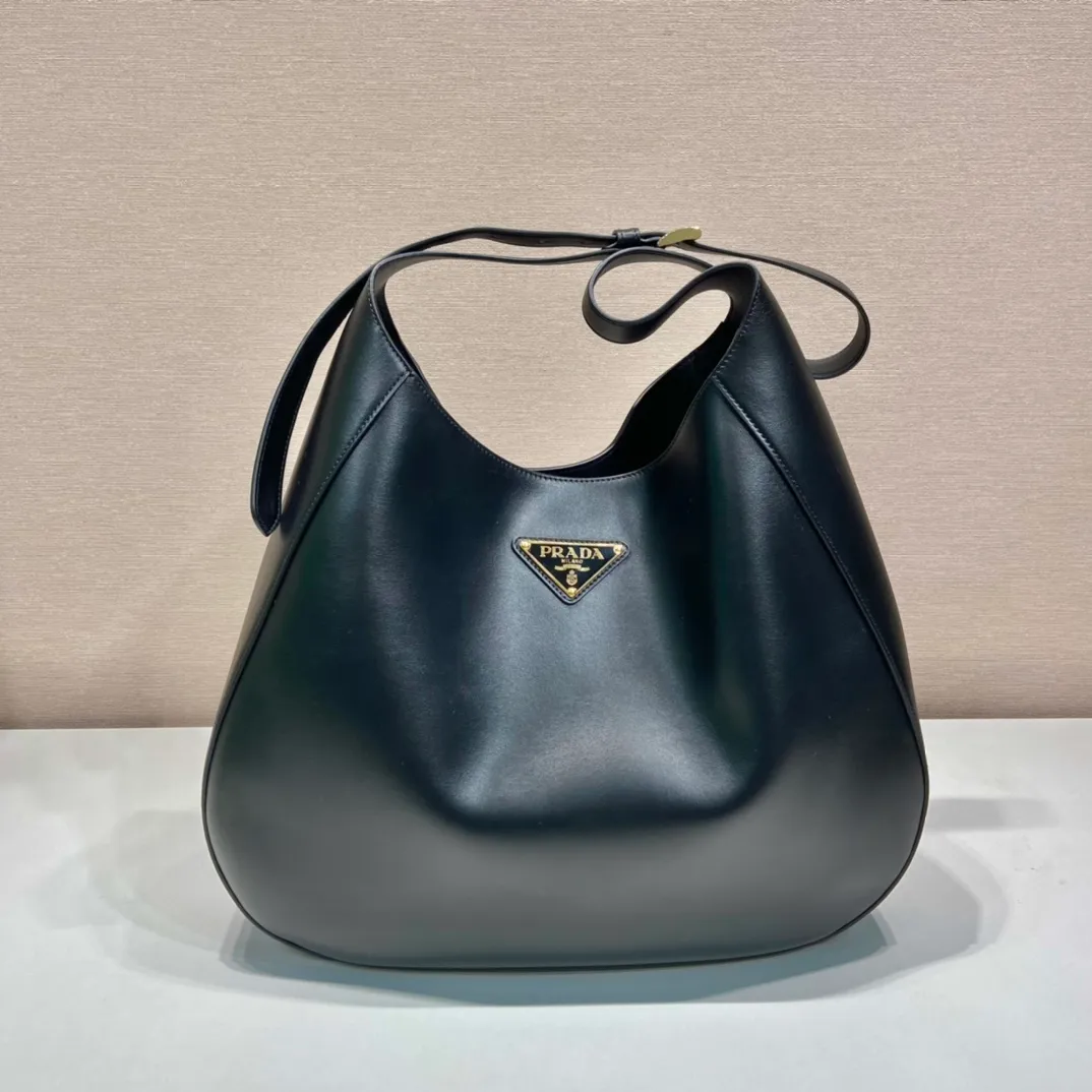 💰2000🎉Extra large Cleo🎉1BC181 new oversized crossbody bag🎉🎉 This crossbody bag is made of imported calf bag with imported sheepskin inside. Whether it is worn crossbody or on the shoulder, it is very stylish and has a great upper body effect. The ultra-large capacity must be strong in practicality, soft to the touch, and full of high-end feel. My favorite babies. Hurry up and get it. Size: length 40x height 30x bottom 9cm🎉🎉🎉👏👏👏