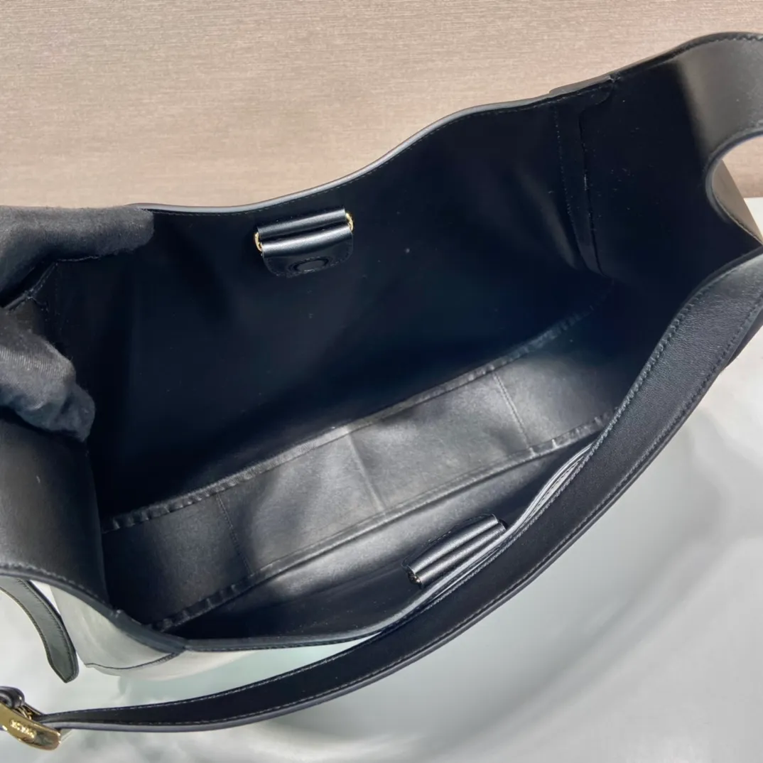 💰2000🎉Extra large Cleo🎉1BC181 new oversized crossbody bag🎉🎉 This crossbody bag is made of imported calf bag with imported sheepskin inside. Whether it is worn crossbody or on the shoulder, it is very stylish and has a great upper body effect. The ultra-large capacity must be strong in practicality, soft to the touch, and full of high-end feel. My favorite babies. Hurry up and get it. Size: length 40x height 30x bottom 9cm🎉🎉🎉👏👏👏
