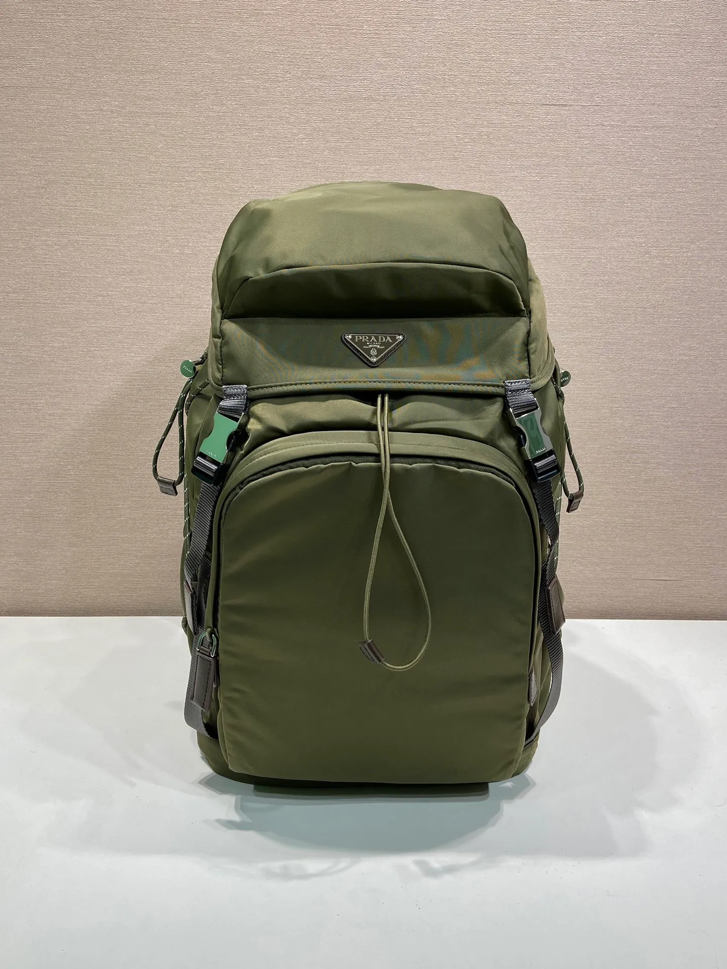💰1760🎉New Backpack🎉🎉2VZ123 Mountaineering Bag🎉🎉 Inspired by hiking style, this Re-Nylon backpack combines urban style with outdoor elements. The roomy design features leather trim, multiple exterior and interior pockets, and a comfortable padded mesh back. Technical details combine functionality and decoration to complete the modern, sporty accessory. Equipped with adjustable trim details, leather handle, drawstring at the pocket, flap and side buckle fastening, four outer zipper pockets and two drawstring bottle pockets, internal zipper pockets and double patch pockets. The upper body effect is very cool, and it is another timeless hot style🎉🎉Hurry up and get it🎉🎉 Length 28x Height 46x Bottom 22cm🎉🎉🎉💰💰💰