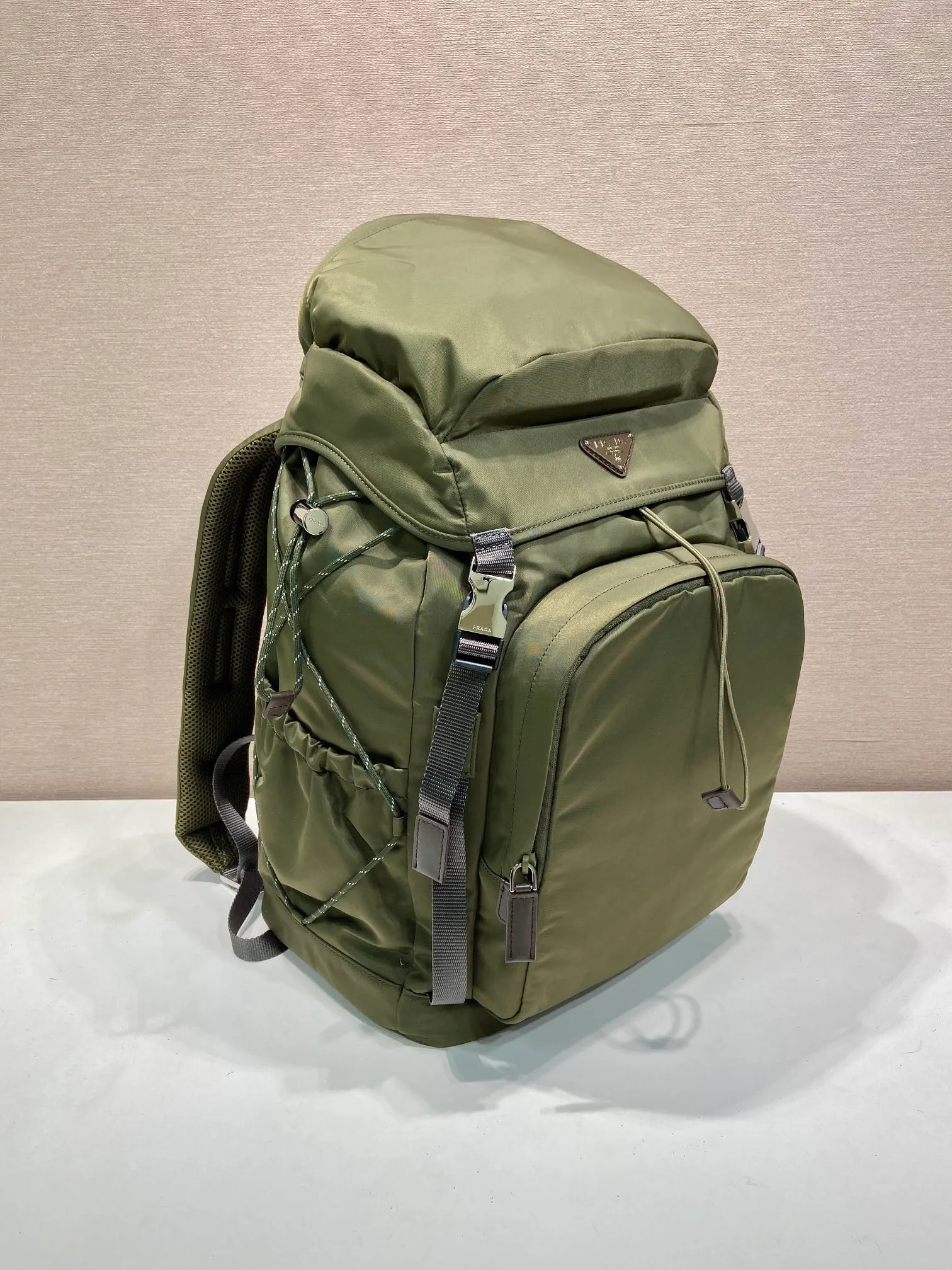 💰1760🎉New Backpack🎉🎉2VZ123 Mountaineering Bag🎉🎉 Inspired by hiking style, this Re-Nylon backpack combines urban style with outdoor elements. The roomy design features leather trim, multiple exterior and interior pockets, and a comfortable padded mesh back. Technical details combine functionality and decoration to complete the modern, sporty accessory. Equipped with adjustable trim details, leather handle, drawstring at the pocket, flap and side buckle fastening, four outer zipper pockets and two drawstring bottle pockets, internal zipper pockets and double patch pockets. The upper body effect is very cool, and it is another timeless hot style🎉🎉Hurry up and get it🎉🎉 Length 28x Height 46x Bottom 22cm🎉🎉🎉💰💰💰