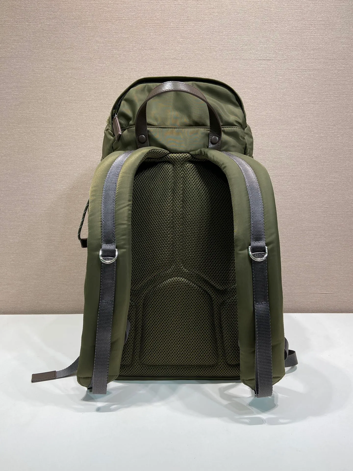 💰1760🎉New Backpack🎉🎉2VZ123 Mountaineering Bag🎉🎉 Inspired by hiking style, this Re-Nylon backpack combines urban style with outdoor elements. The roomy design features leather trim, multiple exterior and interior pockets, and a comfortable padded mesh back. Technical details combine functionality and decoration to complete the modern, sporty accessory. Equipped with adjustable trim details, leather handle, drawstring at the pocket, flap and side buckle fastening, four outer zipper pockets and two drawstring bottle pockets, internal zipper pockets and double patch pockets. The upper body effect is very cool, and it is another timeless hot style🎉🎉Hurry up and get it🎉🎉 Length 28x Height 46x Bottom 22cm🎉🎉🎉💰💰💰