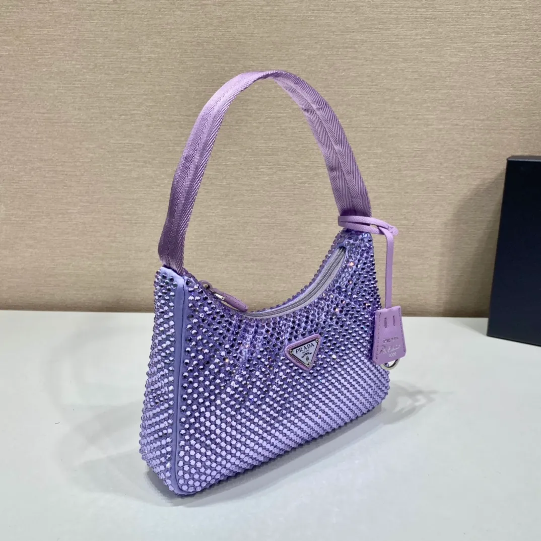 💰1000🎉Flash diamond Hobo🎉🎉New 1NE515 flash diamond, the most beautiful and sparkling rhinestone Hobo 😘😘Imported diamond net. The sparkling appearance. The effect of blingbling under the night light is very eye-catching. The return rate is very high. 🙈🙈Everyone will praise you wherever you take it😘This kind of sparkling diamond bag is also very easy to match with clothes, so cute and cool , suitable for any occasion, the popular elements of Hobo have always been recognized by Internet celebrities/celebrities, and it is a permanently popular Hobo🙊🙊worth buying👍beauties😘Length 23x Height 13x Bottom 5cm