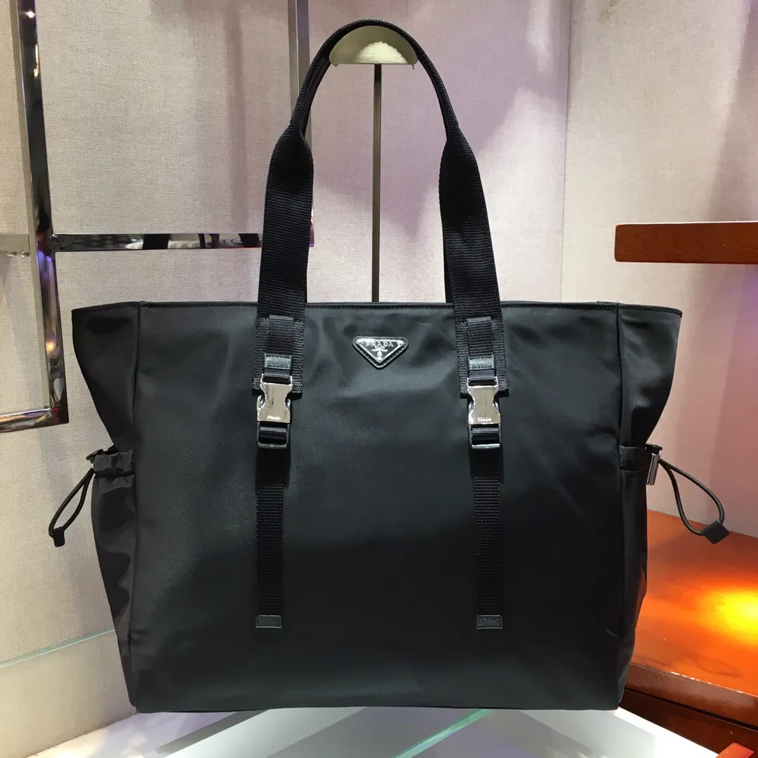 💰1260🆕Exclusive debut🆕New shopping bag 2VG042🤙🤙, another popular sports style bag, original item👏🏻👏🏻made of imported nylon fabric, top hardware, nylon double handles and cross-grain cowhide trim, two sides A practical drawstring inner bag, a zipper bag on the back, and 🉑️ can be inserted into the trolley case, suitable for daily carrying and business trips, the best of both worlds 🙊🙊lightweight and practical🙋🏻🙋🏻165 OEM code, length 40 height 34 bottom 16cm🤙🤙🤙💰💰💰