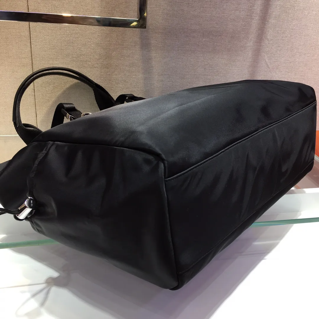 💰1260🆕Exclusive debut🆕New shopping bag 2VG042🤙🤙, another popular sports style bag, original item👏🏻👏🏻made of imported nylon fabric, top hardware, nylon double handles and cross-grain cowhide trim, two sides A practical drawstring inner bag, a zipper bag on the back, and 🉑️ can be inserted into the trolley case, suitable for daily carrying and business trips, the best of both worlds 🙊🙊lightweight and practical🙋🏻🙋🏻165 OEM code, length 40 height 34 bottom 16cm🤙🤙🤙💰💰💰