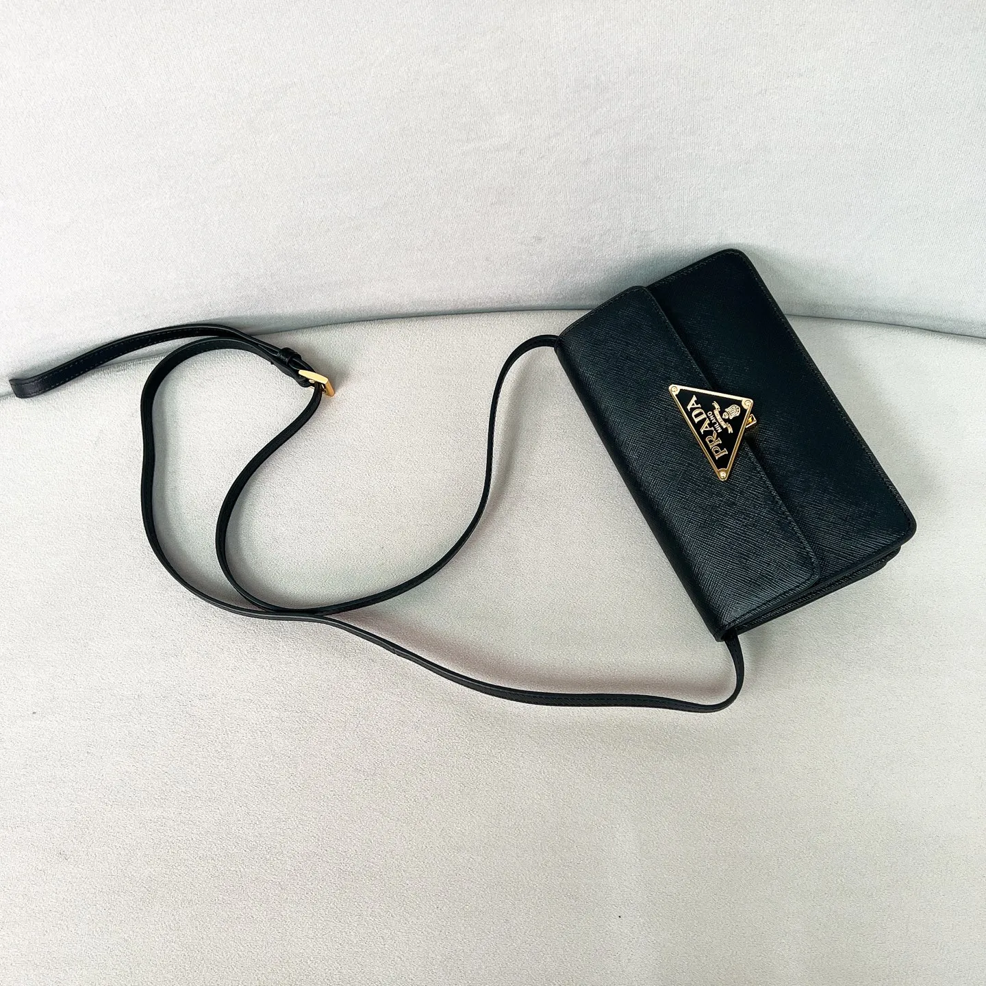 💰1260✨New product debut✨The new series of shoulder bags 1BD386 is made of classic cross-grain cowhide and calfskin. It is decorated with a unique lock buckle with the iconic triangle logo. The overall style of the bag is simple and elegant. The golden metal hardware gives a retro color. Fashion and retro style are combined. The interior double compartment capacity is also great. It is equipped with a card slot. The wide shoulder strap design makes the upper body very stylish~ A new fashion trend-setter that combines retro fashion and practicality😘 Size 19.5*11.5*5