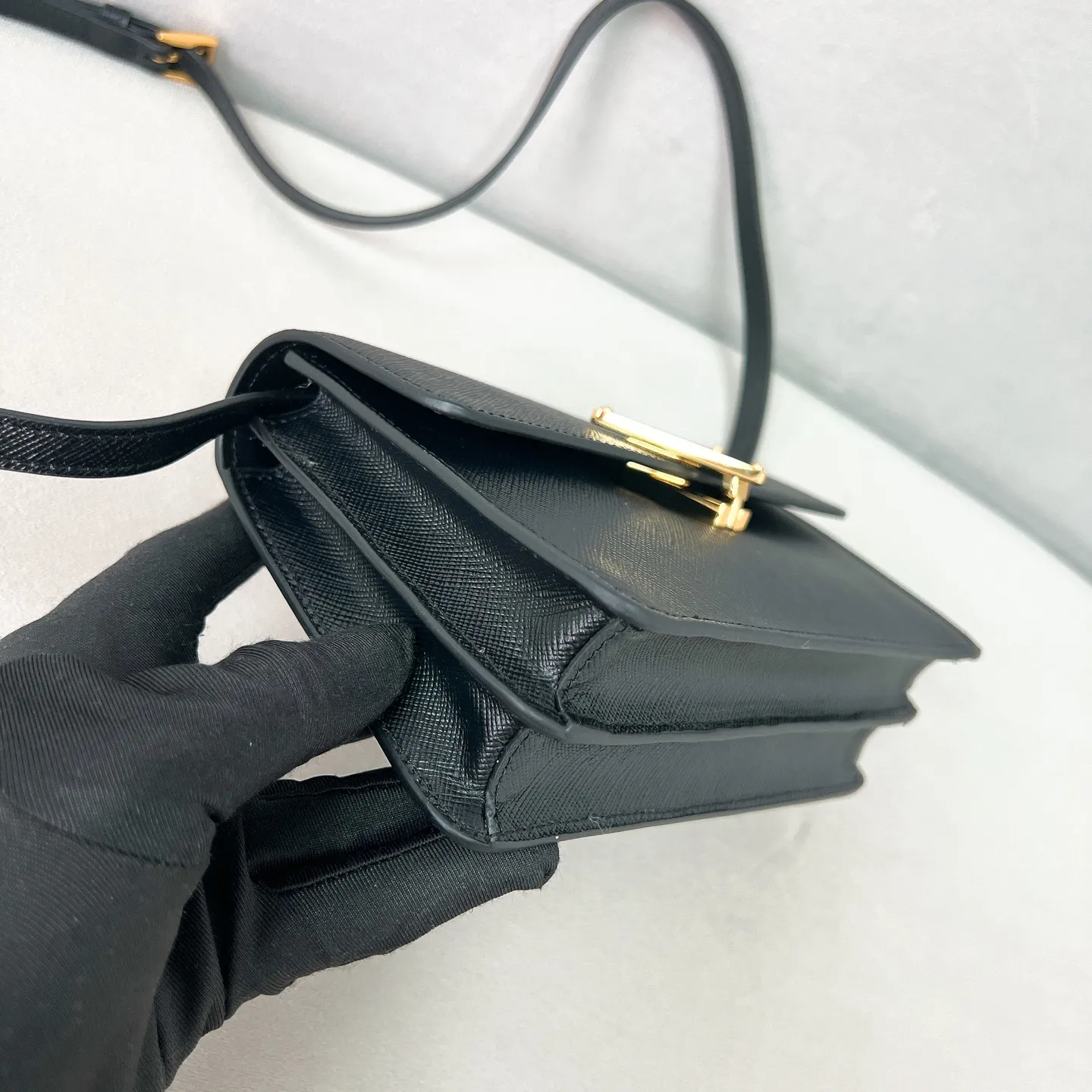 💰1260✨New product debut✨The new series of shoulder bags 1BD386 is made of classic cross-grain cowhide and calfskin. It is decorated with a unique lock buckle with the iconic triangle logo. The overall style of the bag is simple and elegant. The golden metal hardware gives a retro color. Fashion and retro style are combined. The interior double compartment capacity is also great. It is equipped with a card slot. The wide shoulder strap design makes the upper body very stylish~ A new fashion trend-setter that combines retro fashion and practicality😘 Size 19.5*11.5*5