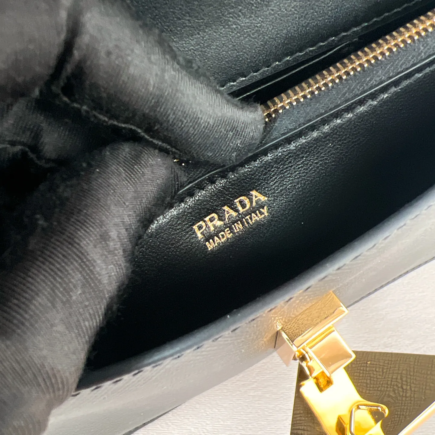 💰1260✨New product debut✨The new series of shoulder bags 1BD386 is made of classic cross-grain cowhide and calfskin. It is decorated with a unique lock buckle with the iconic triangle logo. The overall style of the bag is simple and elegant. The golden metal hardware gives a retro color. Fashion and retro style are combined. The interior double compartment capacity is also great. It is equipped with a card slot. The wide shoulder strap design makes the upper body very stylish~ A new fashion trend-setter that combines retro fashion and practicality😘 Size 19.5*11.5*5
