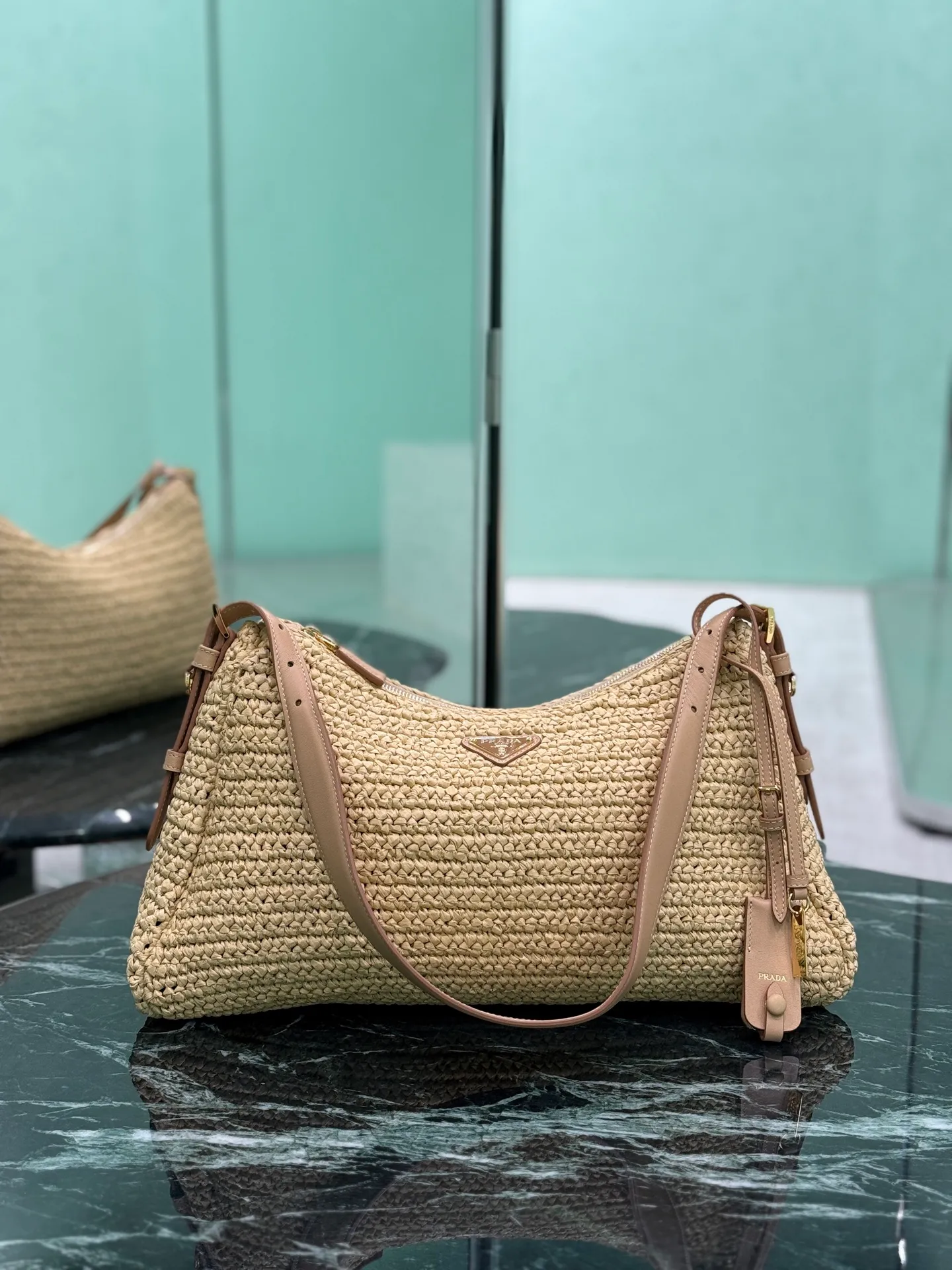 💰1600🌟Straw Aimee Underarm Bag Hobo underarm bag has a simple design, hand-woven with imported raffia, with a metal triangle enamel logo on the front and a detachable leather shoulder strap. It is practical, lightweight, large in capacity, high-end and versatile. Size: length 39x height 24x bottom 12cm Style number: 1BC228