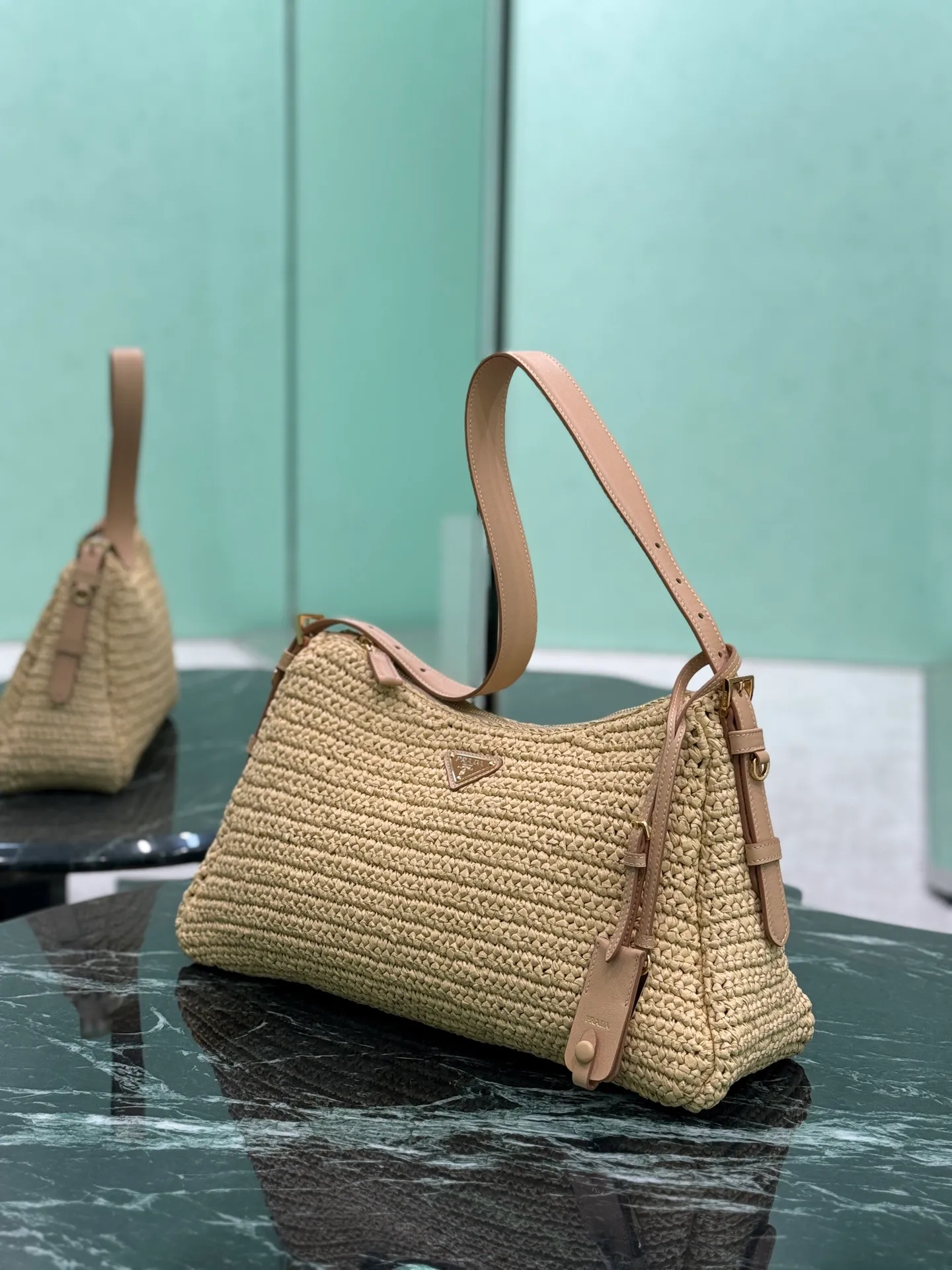 💰1600🌟Straw Aimee Underarm Bag Hobo underarm bag has a simple design, hand-woven with imported raffia, with a metal triangle enamel logo on the front and a detachable leather shoulder strap. It is practical, lightweight, large in capacity, high-end and versatile. Size: length 39x height 24x bottom 12cm Style number: 1BC228