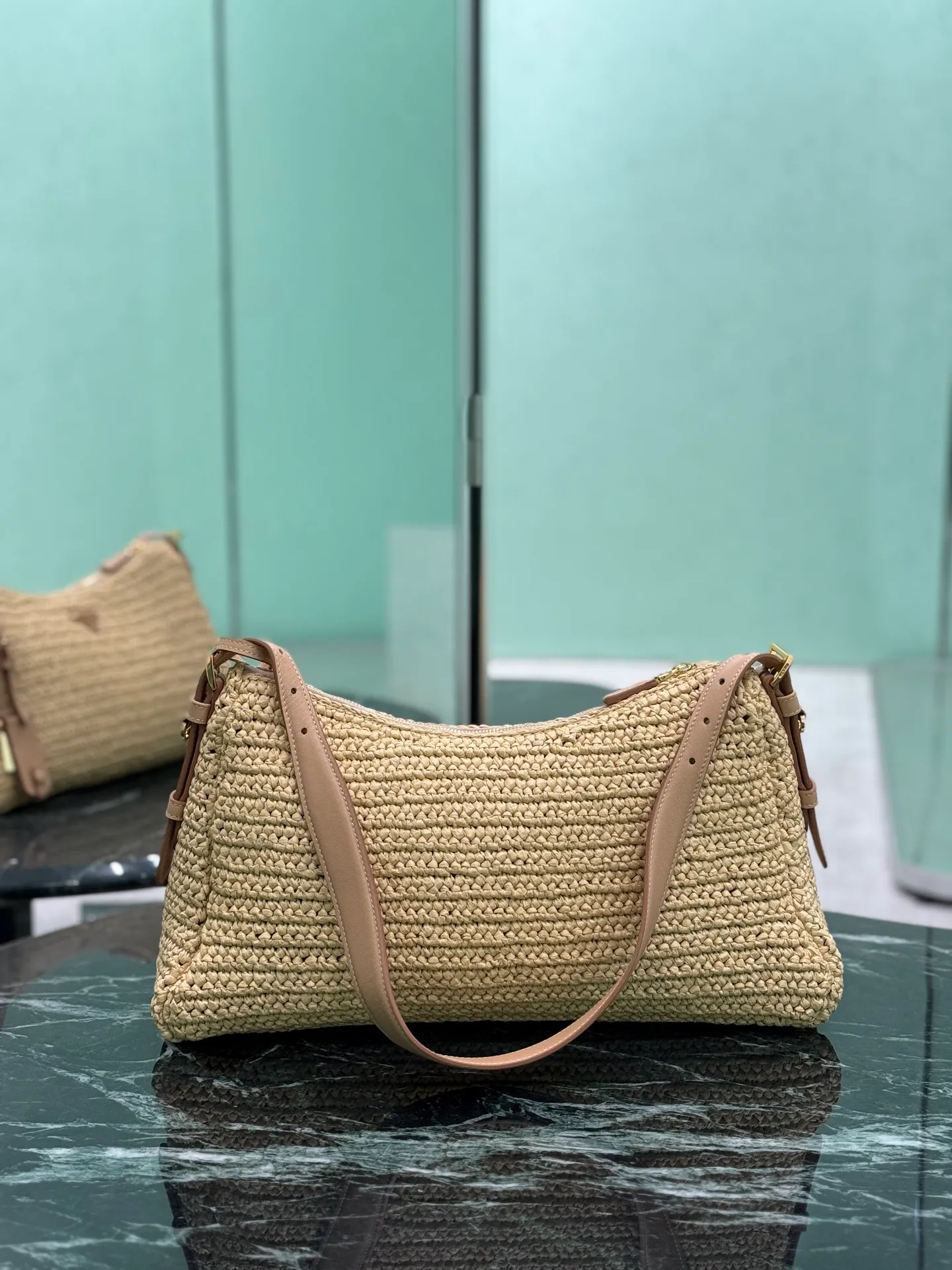💰1600🌟Straw Aimee Underarm Bag Hobo underarm bag has a simple design, hand-woven with imported raffia, with a metal triangle enamel logo on the front and a detachable leather shoulder strap. It is practical, lightweight, large in capacity, high-end and versatile. Size: length 39x height 24x bottom 12cm Style number: 1BC228