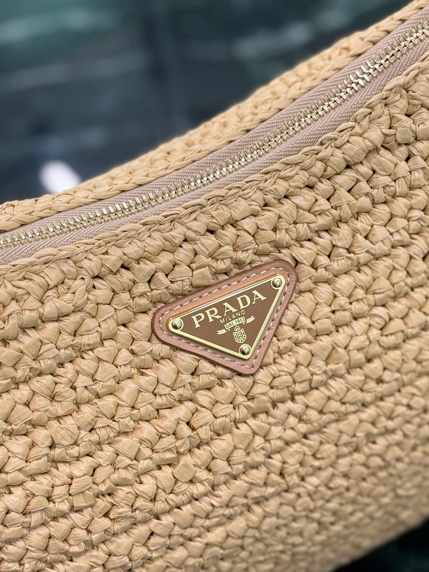 💰1600🌟Straw Aimee Underarm Bag Hobo underarm bag has a simple design, hand-woven with imported raffia, with a metal triangle enamel logo on the front and a detachable leather shoulder strap. It is practical, lightweight, large in capacity, high-end and versatile. Size: length 39x height 24x bottom 12cm Style number: 1BC228