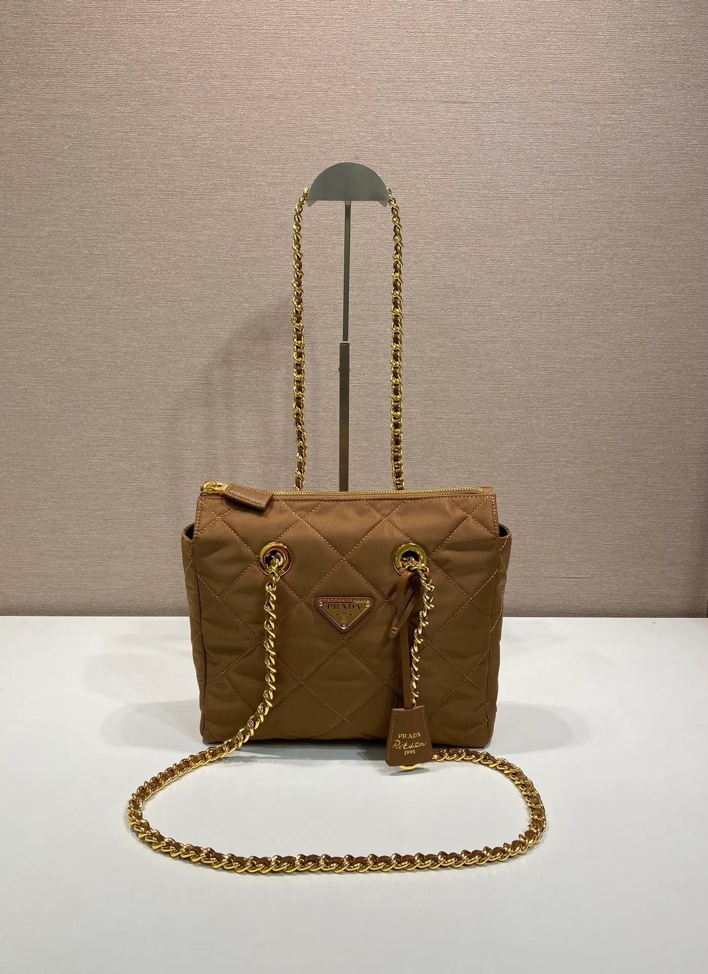 💰1120🎉Second-hand zipper style🎉1BG468 new color🎉🎉 The design of this vintage vintage chain rhombus hobo bag is great👏👏 Purely handmade nylon rhombus design, can be worn on one shoulder, across the body, or carried on the street. The imported black gold chain is really the eternal theme of vintage😘😘It is simple and elegant, and the capacity is very large👍The upper body is particularly trendy, versatile and fashionable. No matter casual or formal, they all have a stable temperament. Hurry up and get it🙊I love this second-hand hobo bag😘😘 Length 25x Height 24x Bottom 5cm